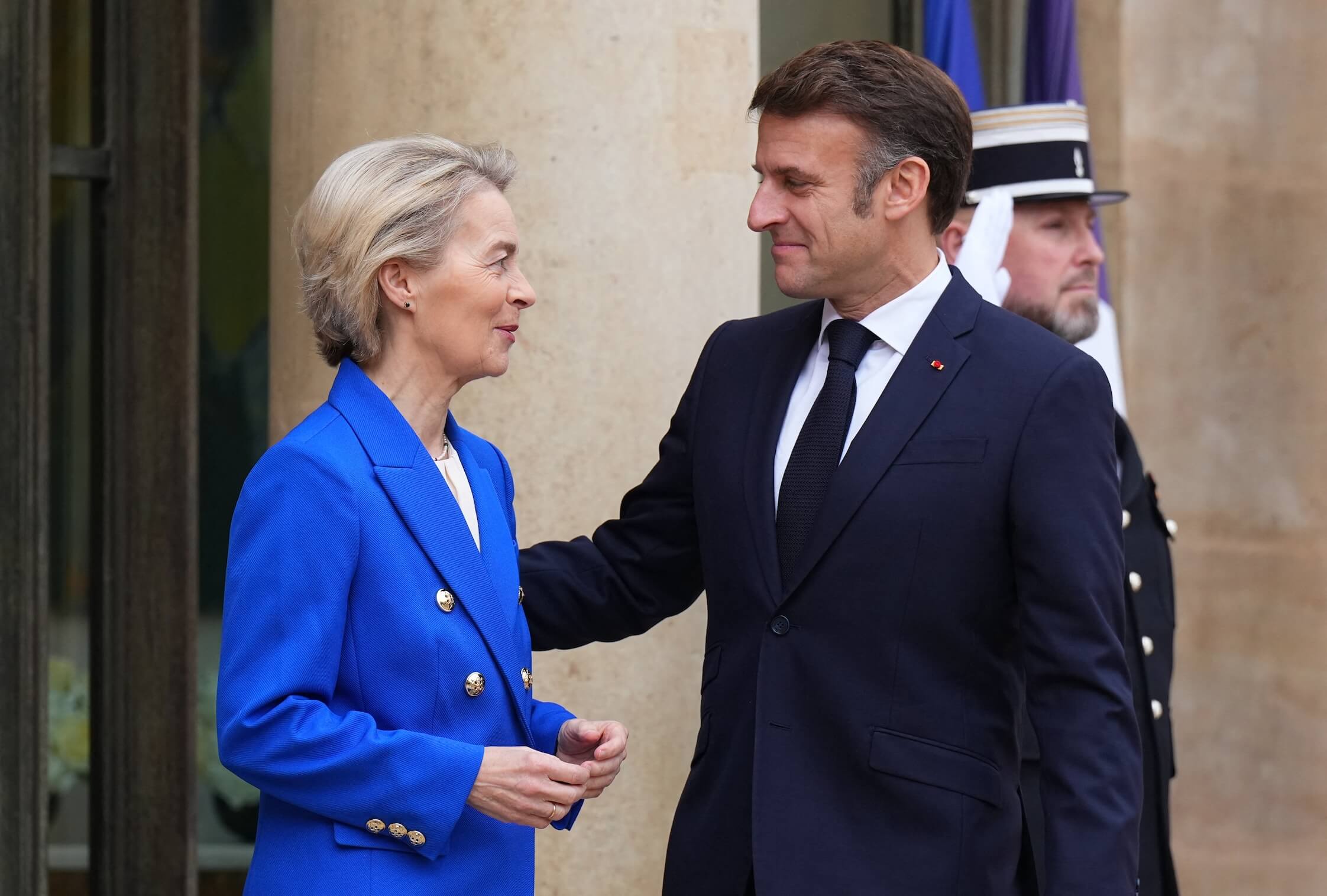 Präsident Emmanuel Macron (r.) ist über Von der Leyens Pläne hocherfreut. Aus gutem Grund.