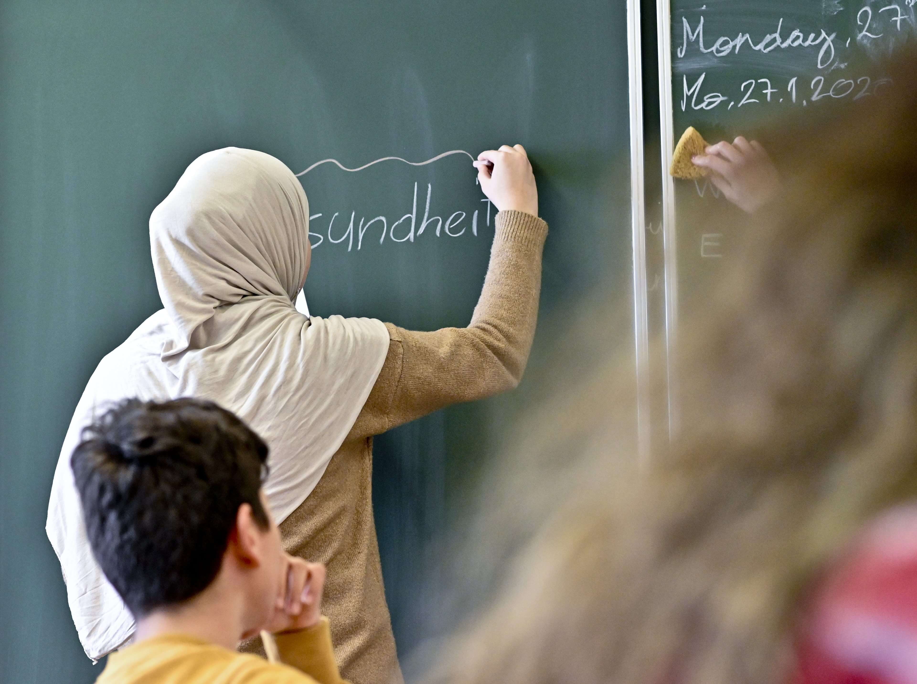 Österreich erlebte zu viel irreguläre, räumt Wiederkehr ein. Das überforderte die Schulen.