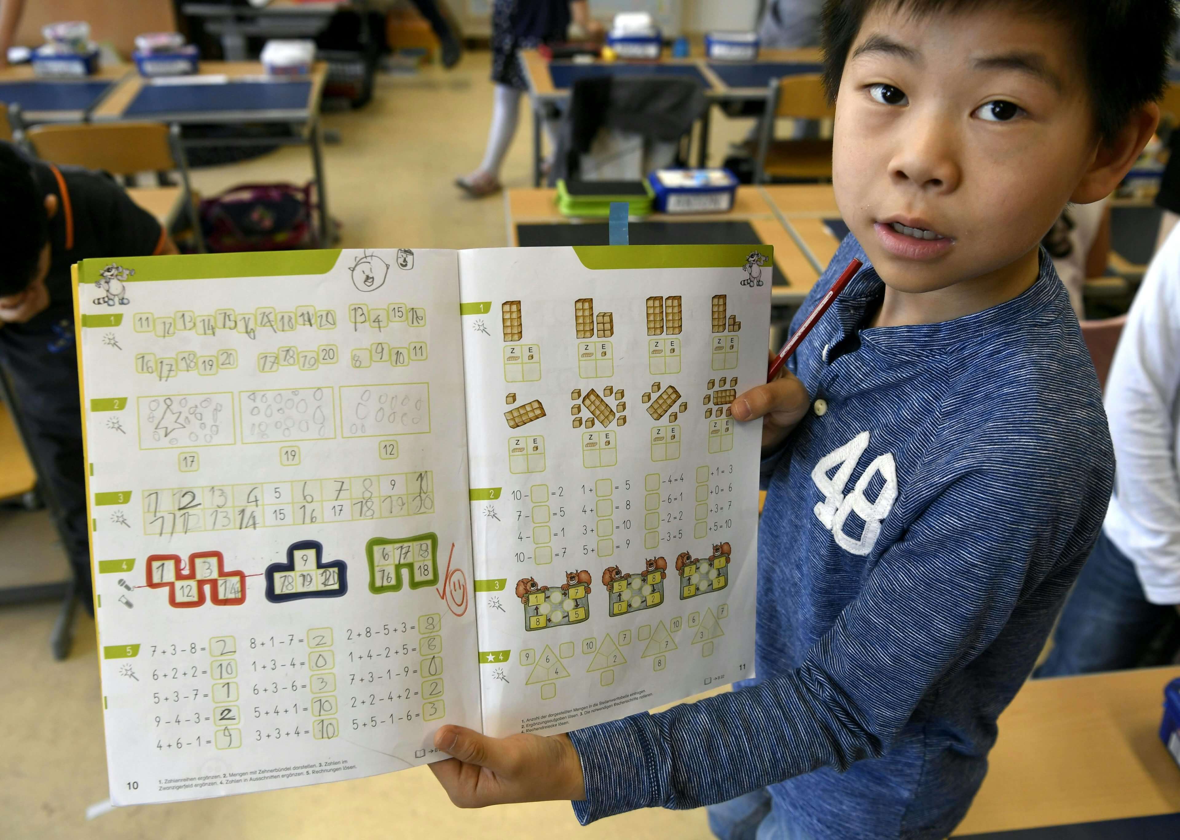 Ein Schüler in einer Integrationsklasse einer Offenen Volksschule hat die Aufgaben im Mathematikunterricht gemacht.