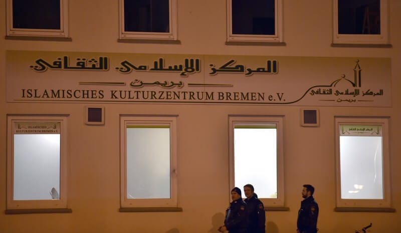 Polizisten bei einer Razzia im IKZ Bremen. Die Glaubensstätte gilt als Salafisten-Zentrum – auch Shadid und Nūr al 'Ilm operierten hier.