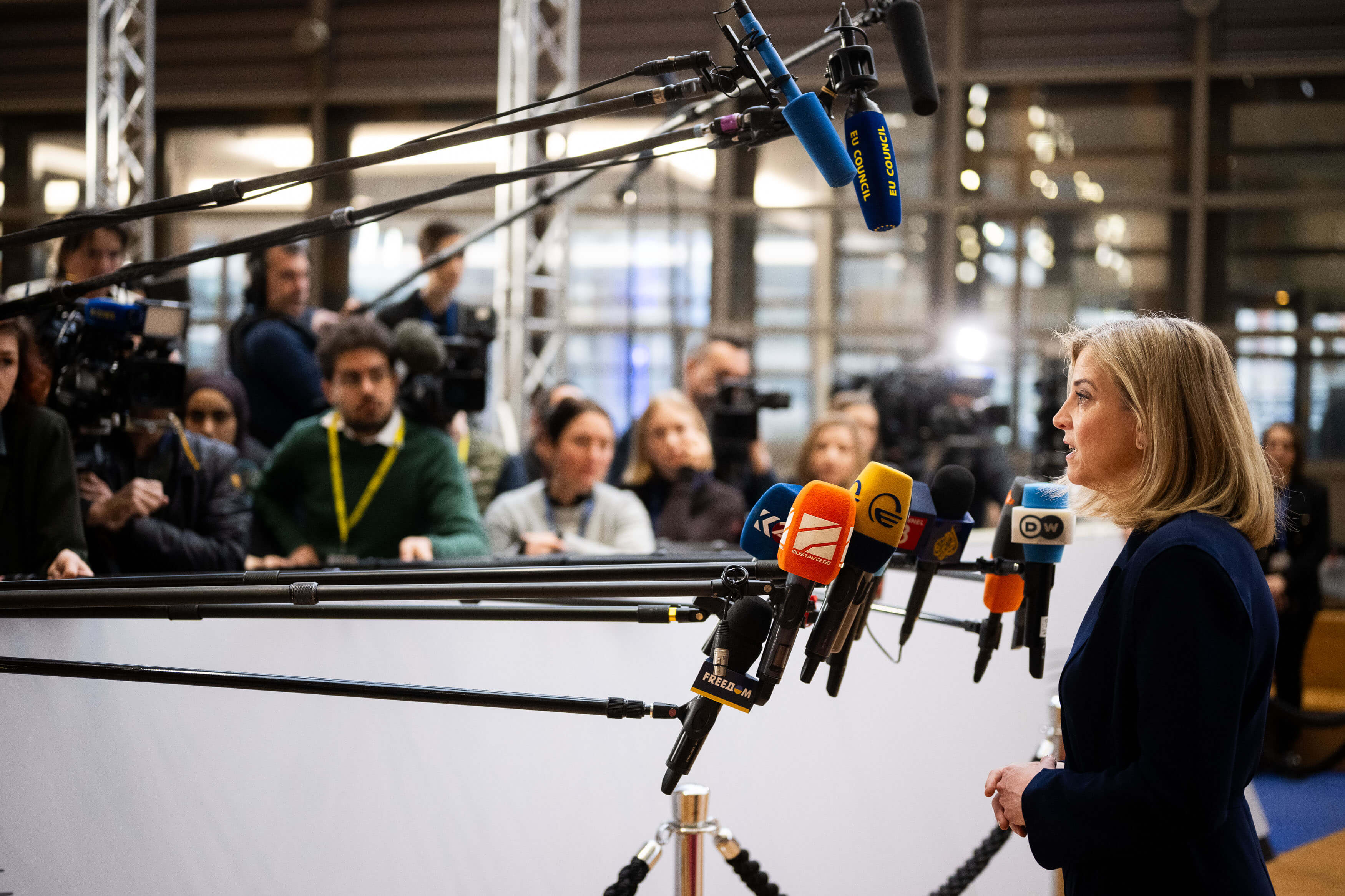 Beate Meinl-Reisinger (NEOS) tritt vor dem EU-Außenministerrats in Brüssel vor die Presse.