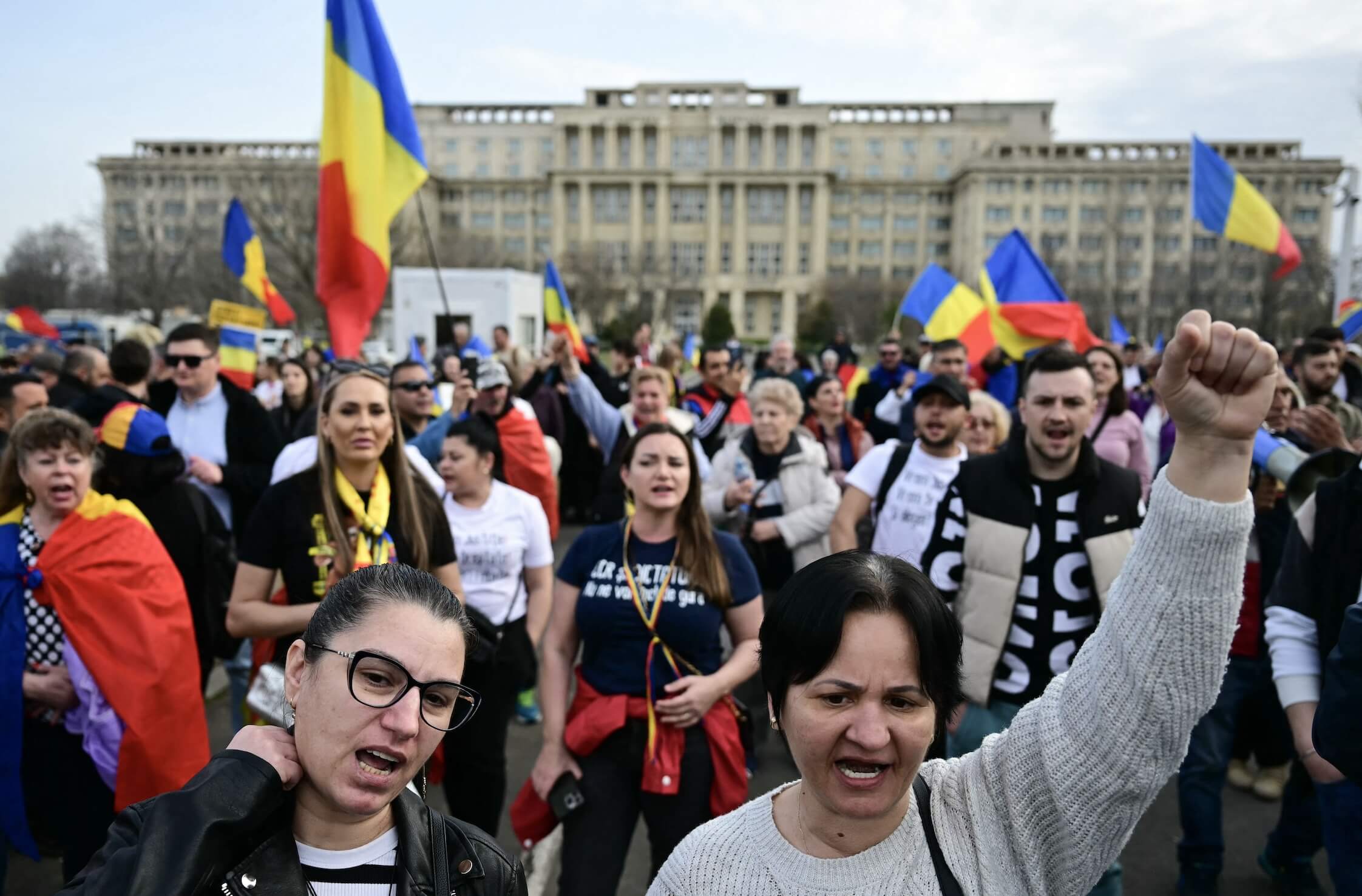 Rumänien in Aufruhr: Anhänger des Präsidentschaftskandidaten Calin Georgescu demonstrieren am 11. März 2025 vor dem Verfassungsgericht in Bukarest.