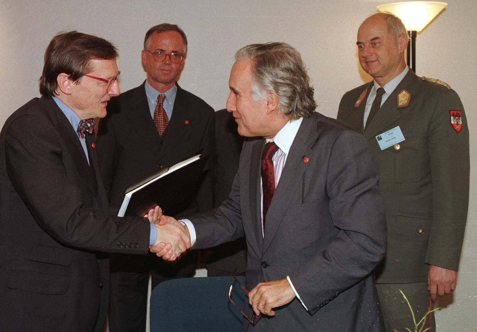 1996: Divisionär Günther Reindl (r., im Hintergrund) bei Außenminister Wolfgang Schüssel (ÖVP), dem Generalsekretär der WEU, Jose Cutileiro (r.), nach der Vertragsunterzeichnung eines Sicherheitsabkommens in Ostende/Belgien (im Hintergrund l.: Verteidigungsminister Werner Fasslabend, ÖVP).