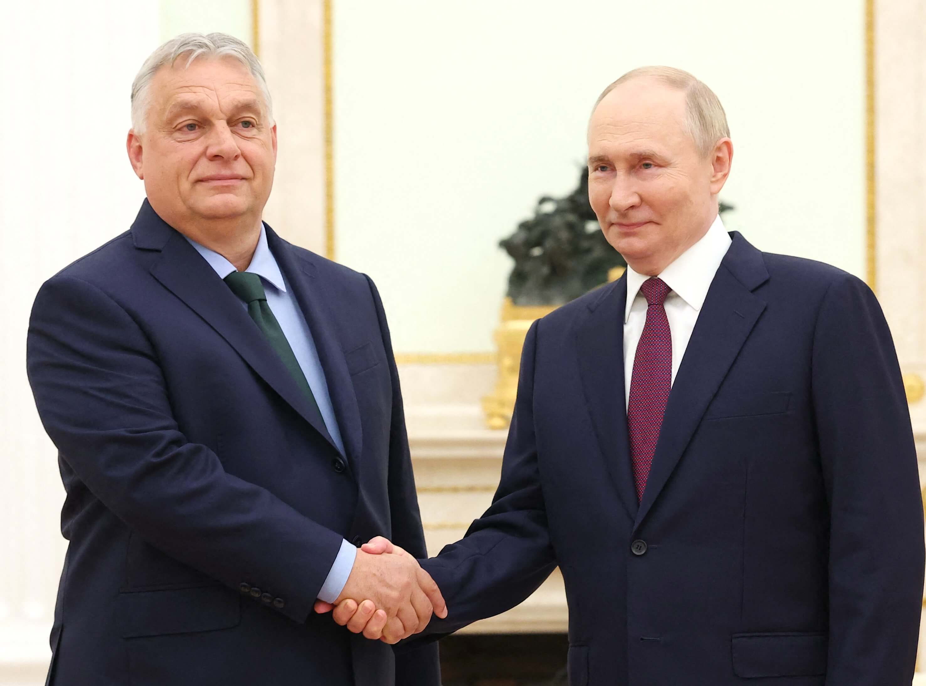 Viktor Orban (l.) wird als Putin-Versteher gebrandmarkt, weil er weiterhin das Gespräch mit Russlands Staatschef (r.) sucht.