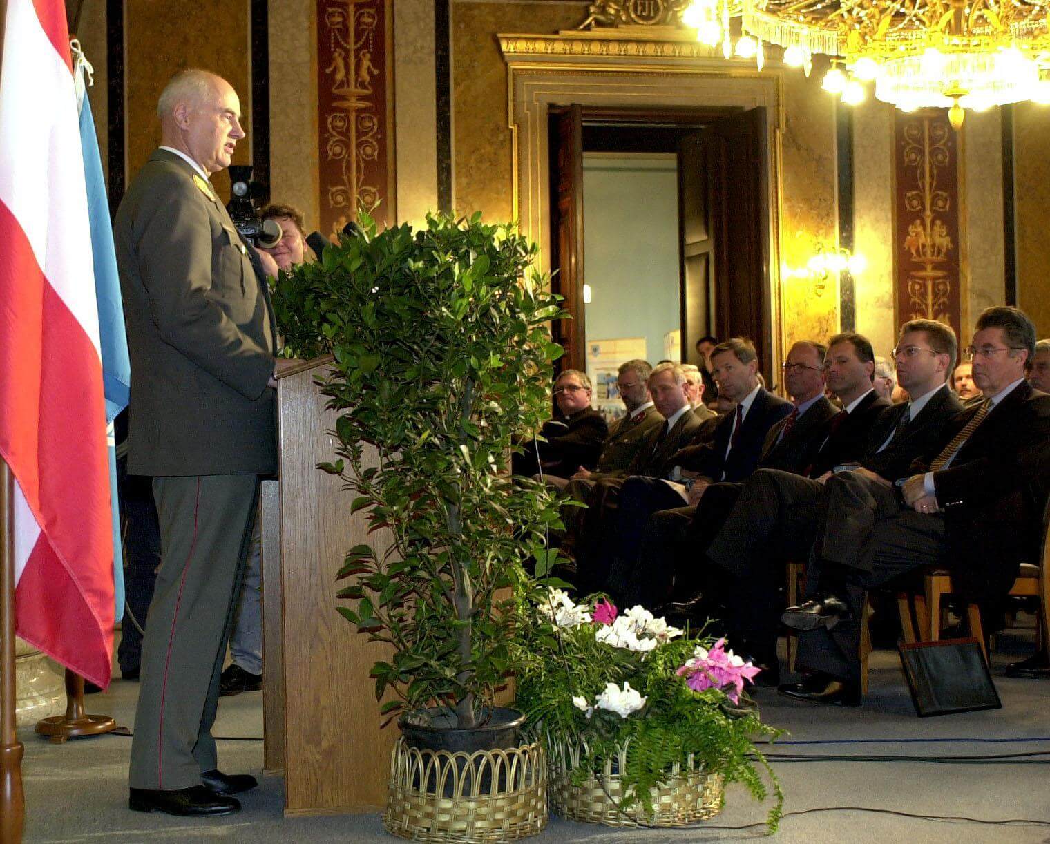 2000: Greindl hält eine Rede, im Rahmen eines Festaktes aus Anlass des 40. Jahrestages der Entsendung eines österreichischen Kontingentes zu einem UNO-Friedenseinsatz.
