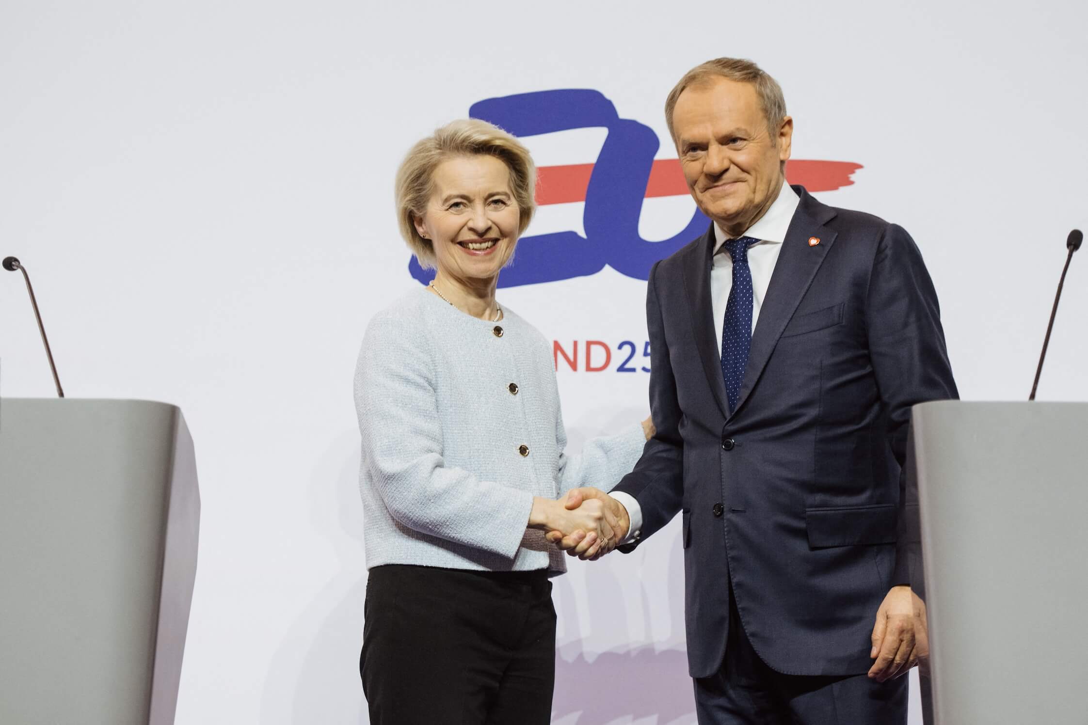 Es geht überhaupt nicht um Polens Sicherheit, wie behauptet wird, warnt die PiS. Brüssel will in Wahrheit seine Macht ausweiten. Im Bild: Tusk (r.) mit EU-Kommissionspräsidentin Ursula Von der Leyen.