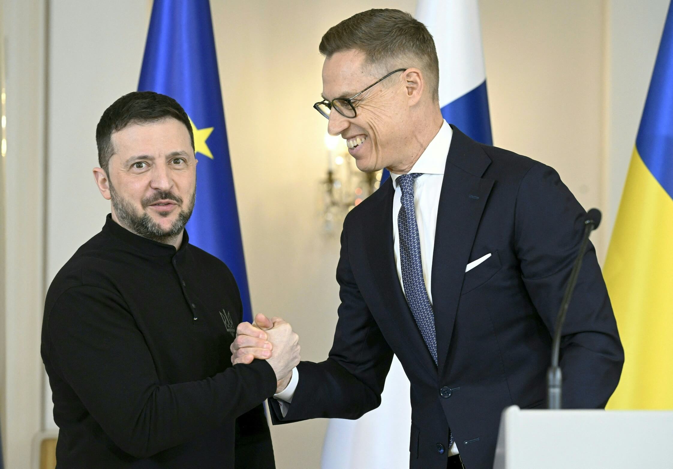 Herzlicher Empfang in Helsinki: Präsident Wolodymyr Selenskyj (l.) beim finnischen Präsident Alexander Stubb (r.).