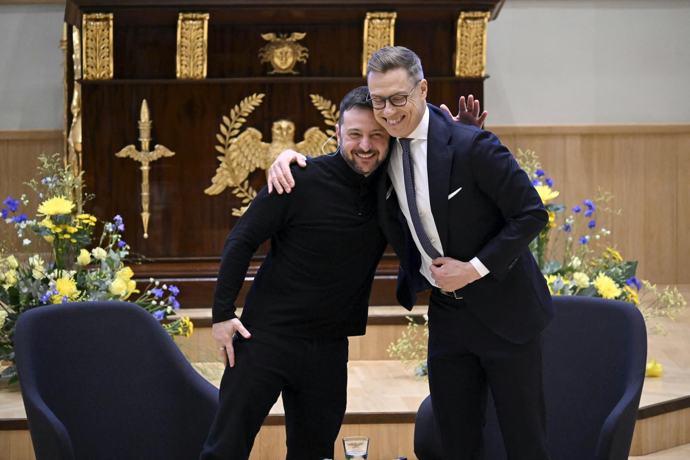 Finnland möchte Kiew möglichst rasch in der EU sehen. (Im Bild: Finnlands Außenminister mit Selenskyj)