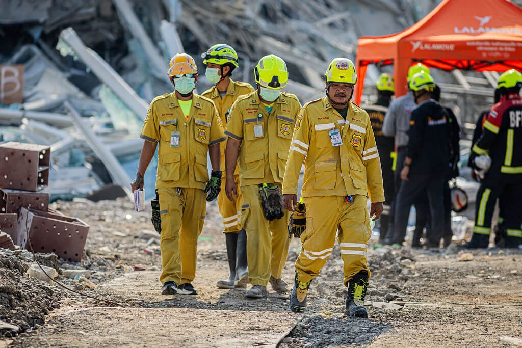 Ein starkes Erdbeben der Stärke 7,7 erschütterte heute Myanmar und verursachte starke Erschütterungen, die in Bangkok zu spüren waren, wo Gebäude schwankten und Hunderte von Menschen auf die Straßen evakuiert wurden.