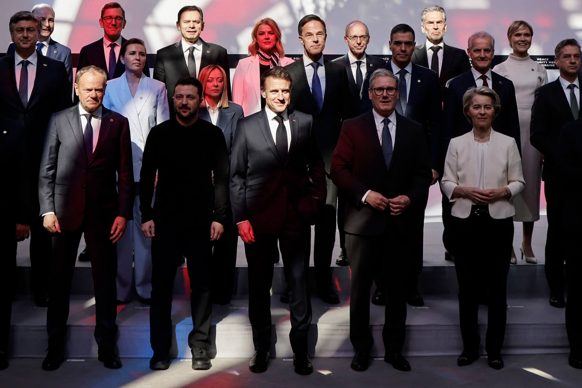 Die „Koalition der Willigen“ beim gemeinsamen Foto-Shooting im Pariser Élysée-Palast
