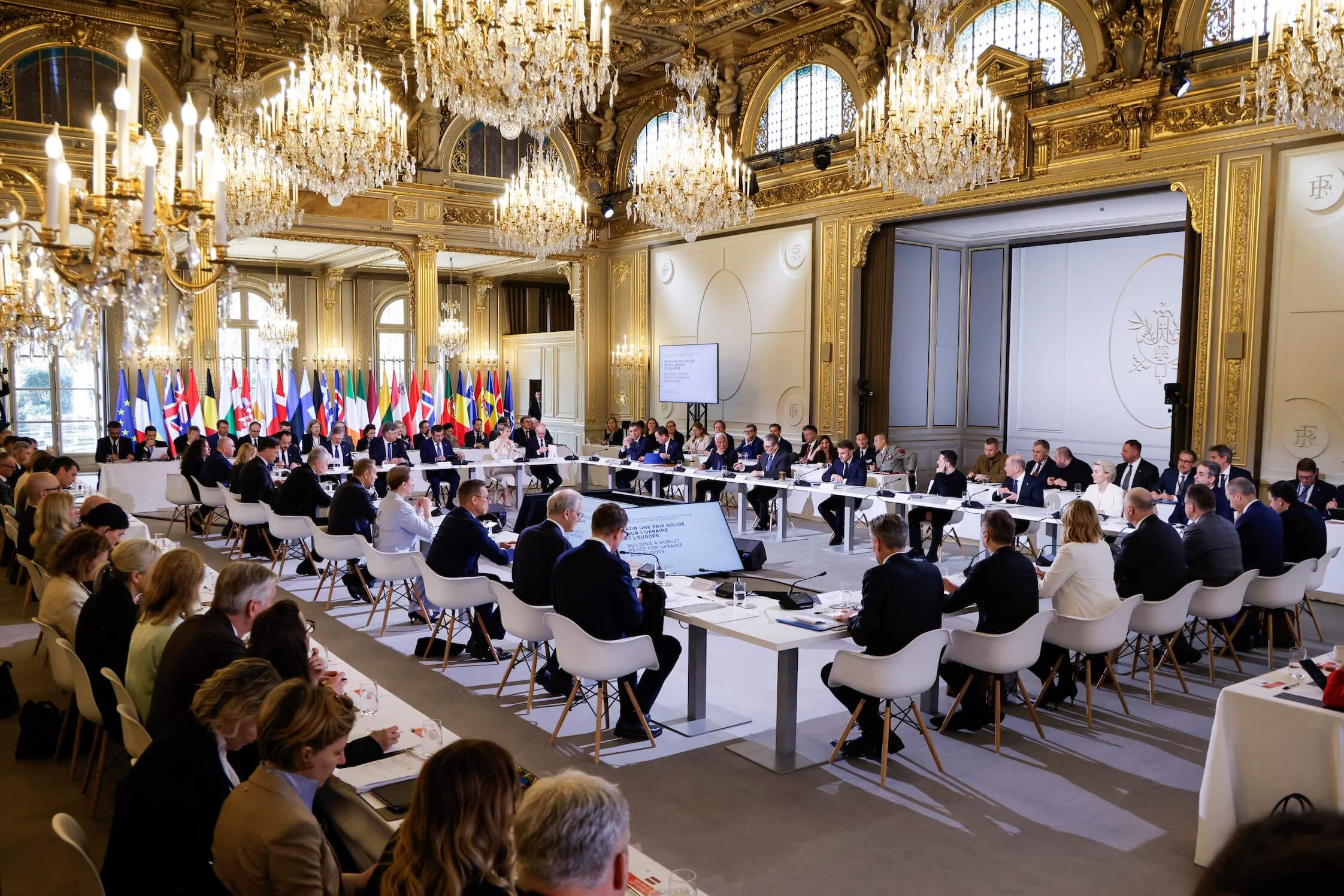 In prunkvollen Räumen empfängt Emmanuel Macron die europäischen Staats- und Regierungschefs zum Ukraine-Gipfel.