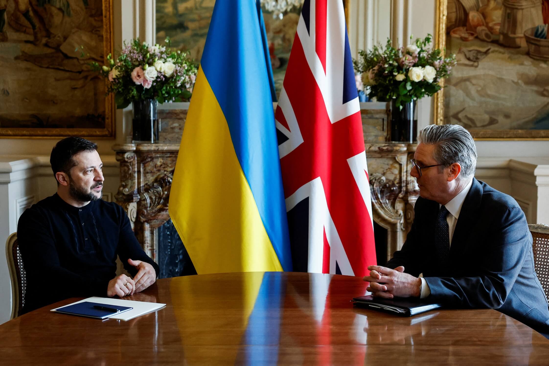 Auch der britische Premier Keir Starmer (r.) und der ukrainische Präsident posieren am Rande des Gipfels der „Koalition der Willigen“.