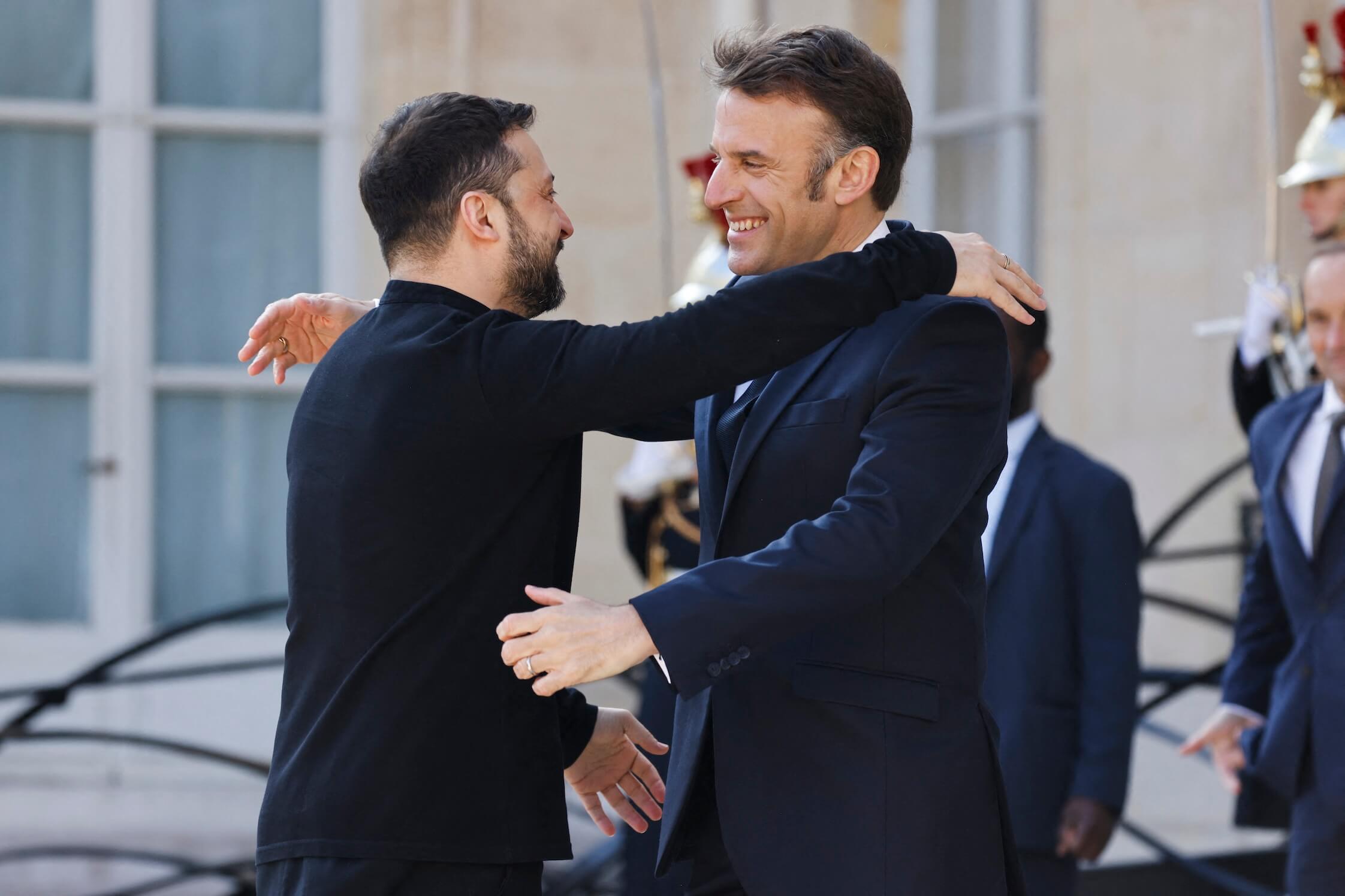Macron (r.) begrüßt Selenskyj (l.): Frankreichs Präsident ist nie um große Worte verlegen, nur hat er auch Geld? Frankreichs Staatsverschuldung beträgt 3,3 Billionen Euro. Das ist eine Schuldenquote von 109,5 Prozent des BIP.