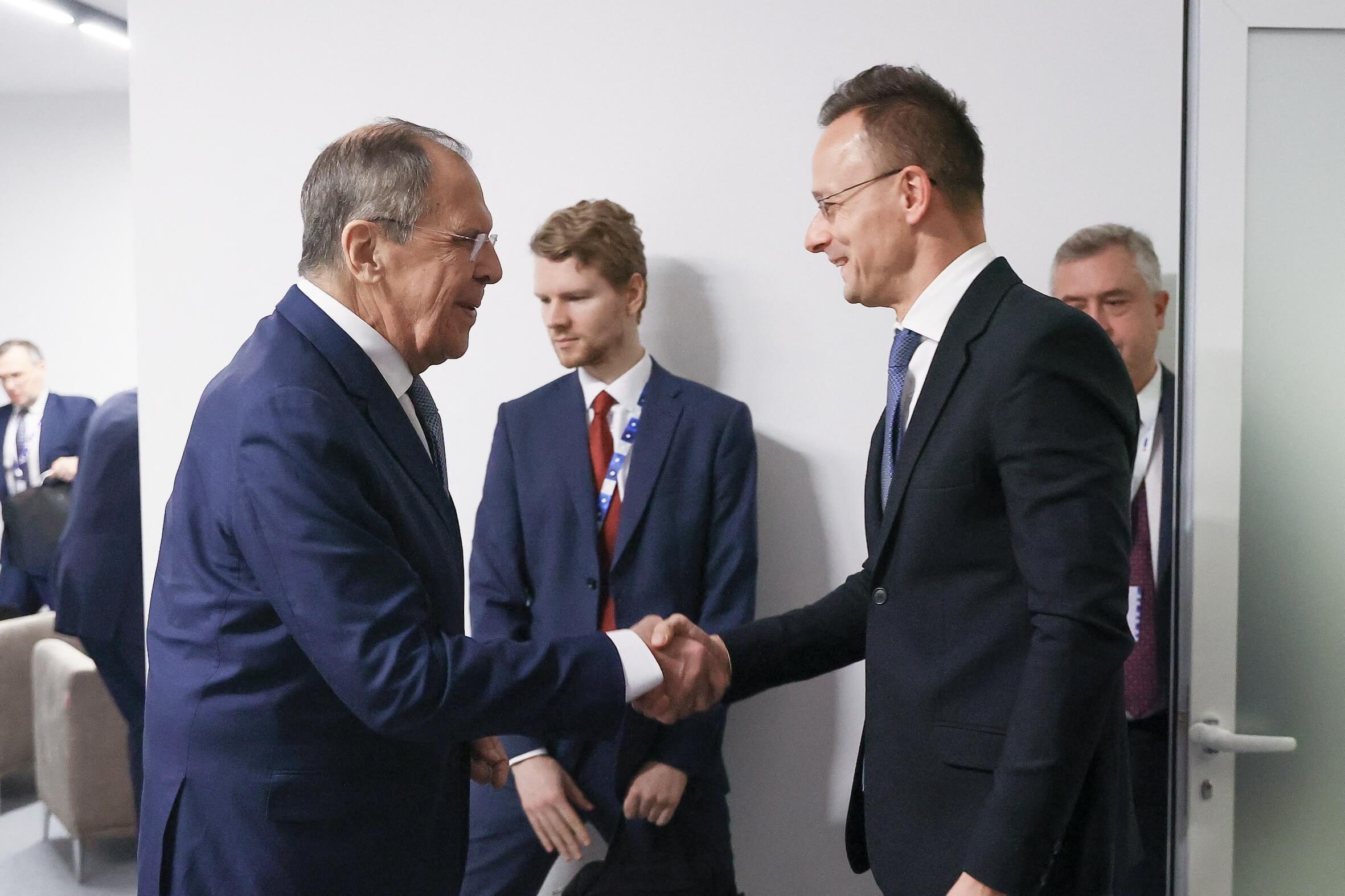 Immer im Gespräch mit Moskau: Szijjártó trifft Russlands Außenminister Sergej Lawrow (l.).