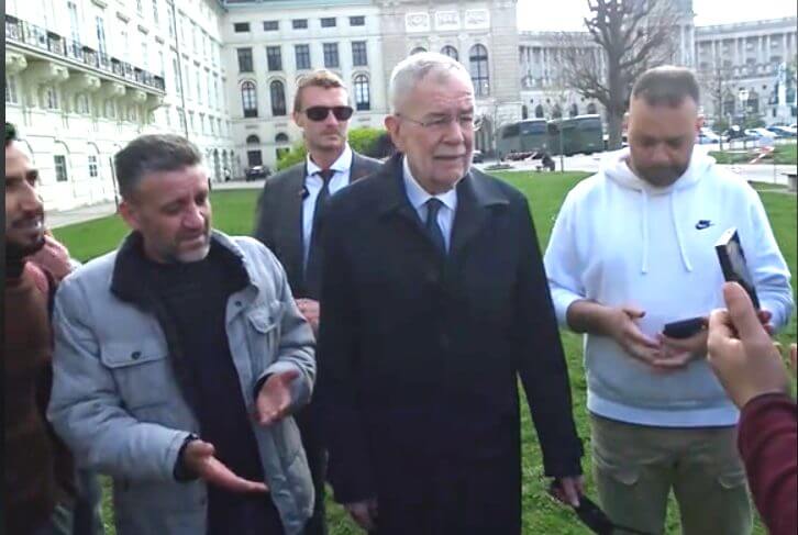 Bundespräsident Alexander Van der Bellen bleibt höflich und nimmt sich Zeit für die Syrer.