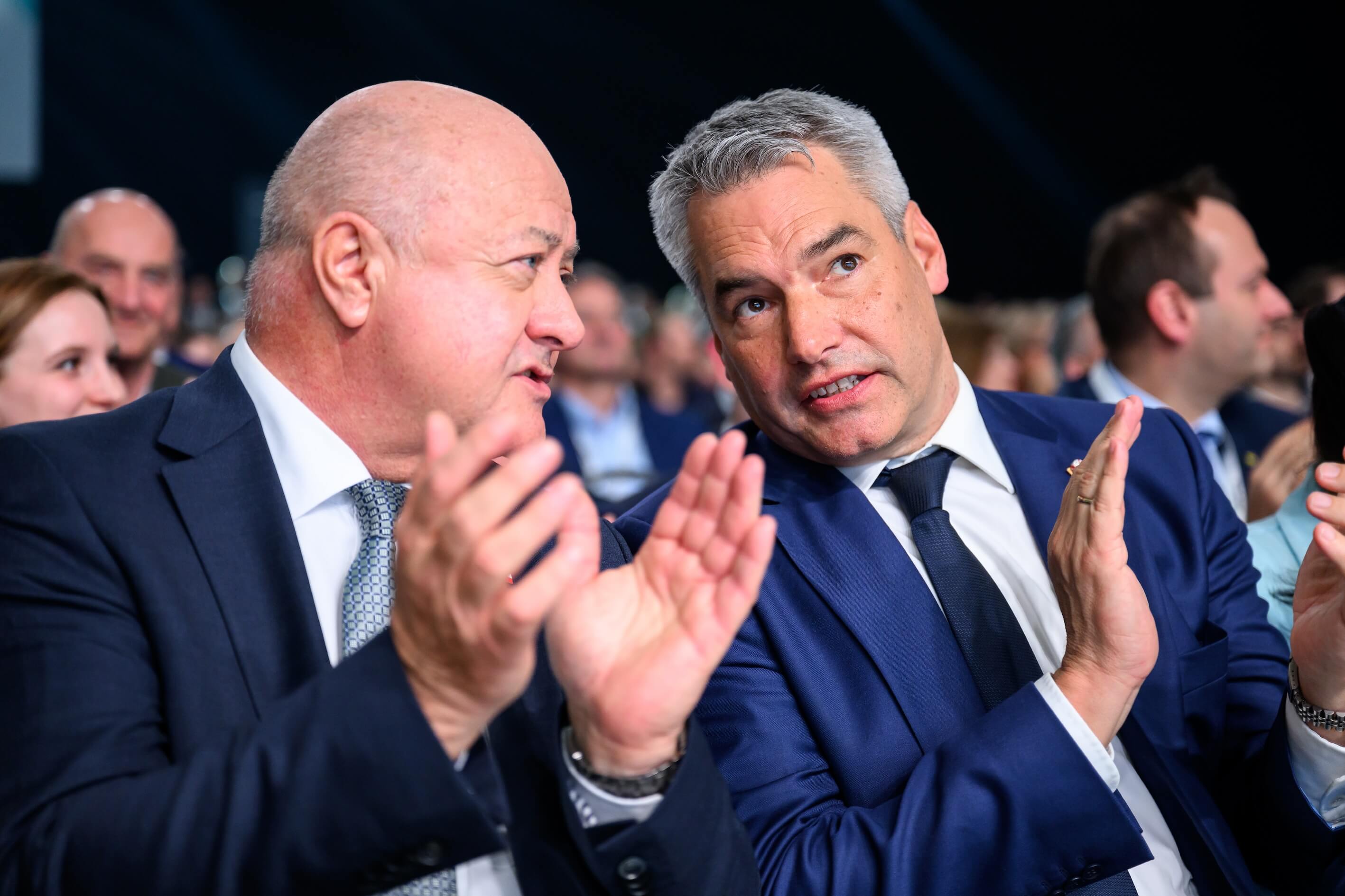 Nehammer sagt Wien ade – der Abschied tut wohl doch nicht weh. Im Bild mit Kanzlernachfolger Christian Stocker (l., ÖVP).