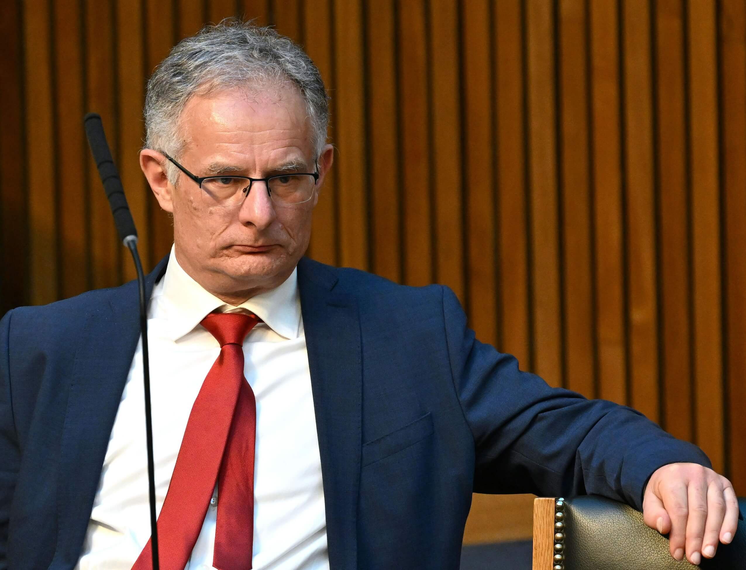 Postenschacher quer über Parteigrenzen? SPÖ-Finanzminister Markus Marterbauer verhalf dem ehemaligen ÖVP-Kanzler Karl Nehammer zum Direktoriumsposten bei der Europäischen Investitionsbank.