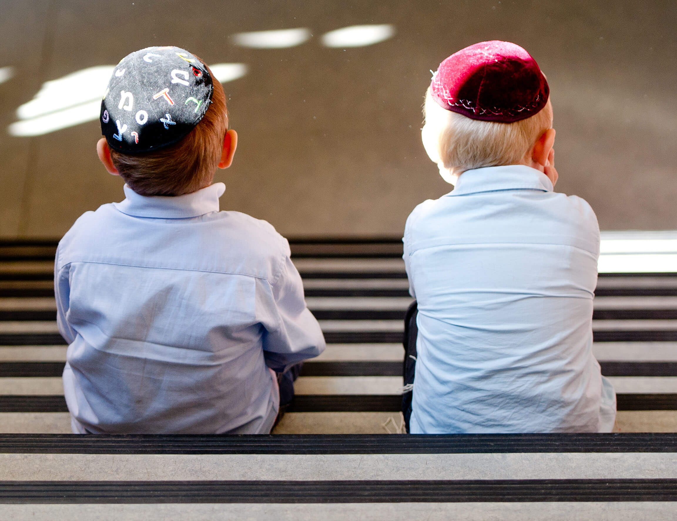 Zwei Buben in der Talmud Tora Schule: Unter ihren Altersgenossen wächst der Antisemitismus.