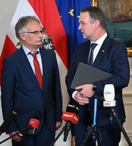 Finanzminister Markus Marterbauer (SPÖ, l.) nominierte Karl Nehammer (ÖVP) für den hoch bezahlten Top-Job in Luxemburg. Ob er auf Geheiß seines Parteichefs Andreas Babler (r.) handelte, ist nicht bekannt.