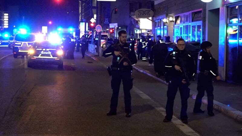 Die Polizei mit Maschinenpistolen im Anschlag.
