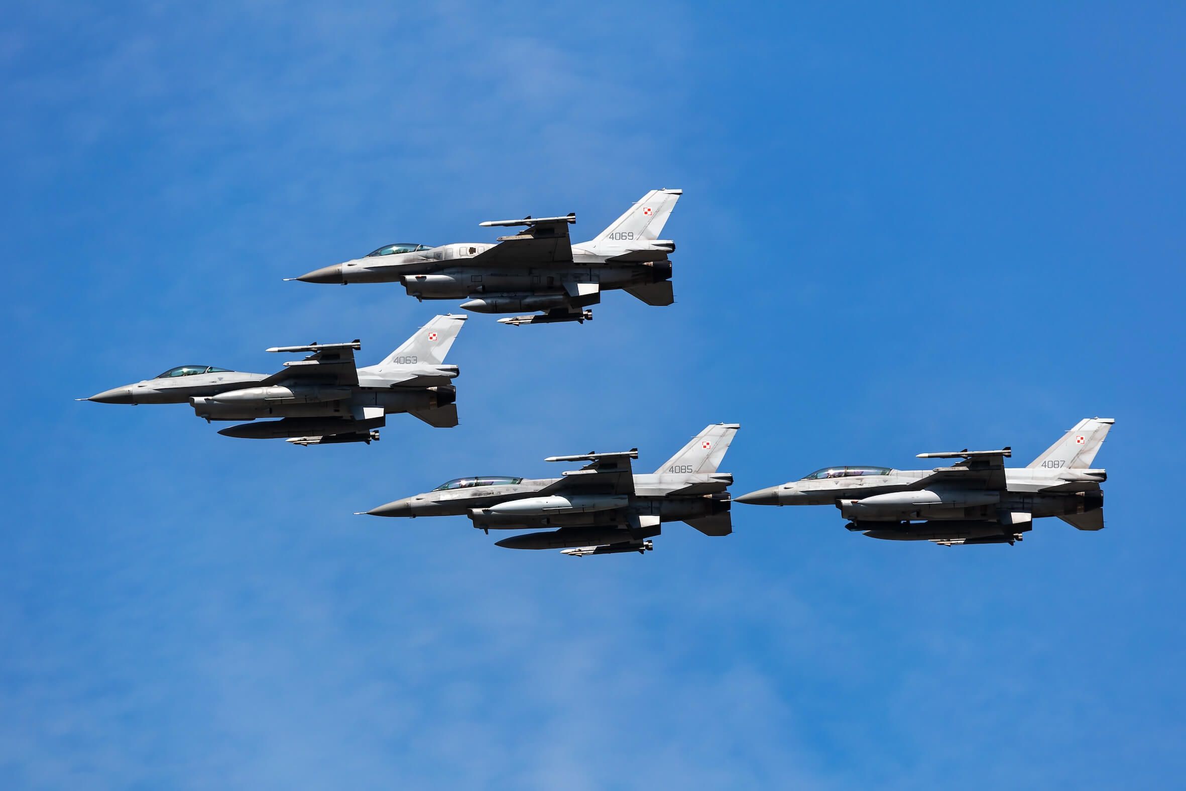 Kampfflugzeuge vom Typ Lockheed F-16 Fighting Falcon der polnischen Luftwaffe im Flug: Polen rüstet schon seit Jahren auf.
