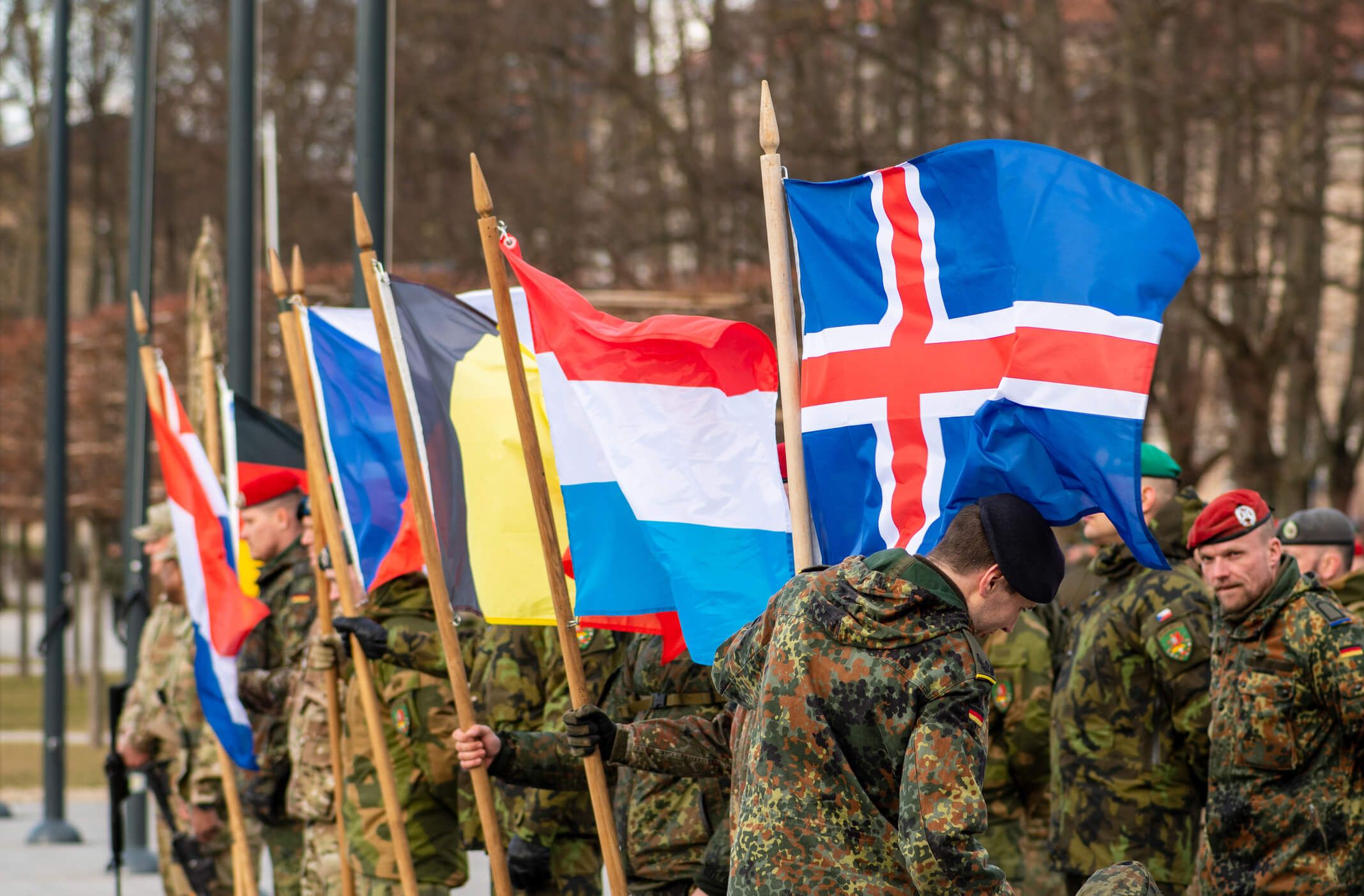 Flaggen verschiedener europäischer Länder: Sie sind Mitglieder der NATO-Truppenintegrationseinheit mit Sitz in Vilnius, Litauen.