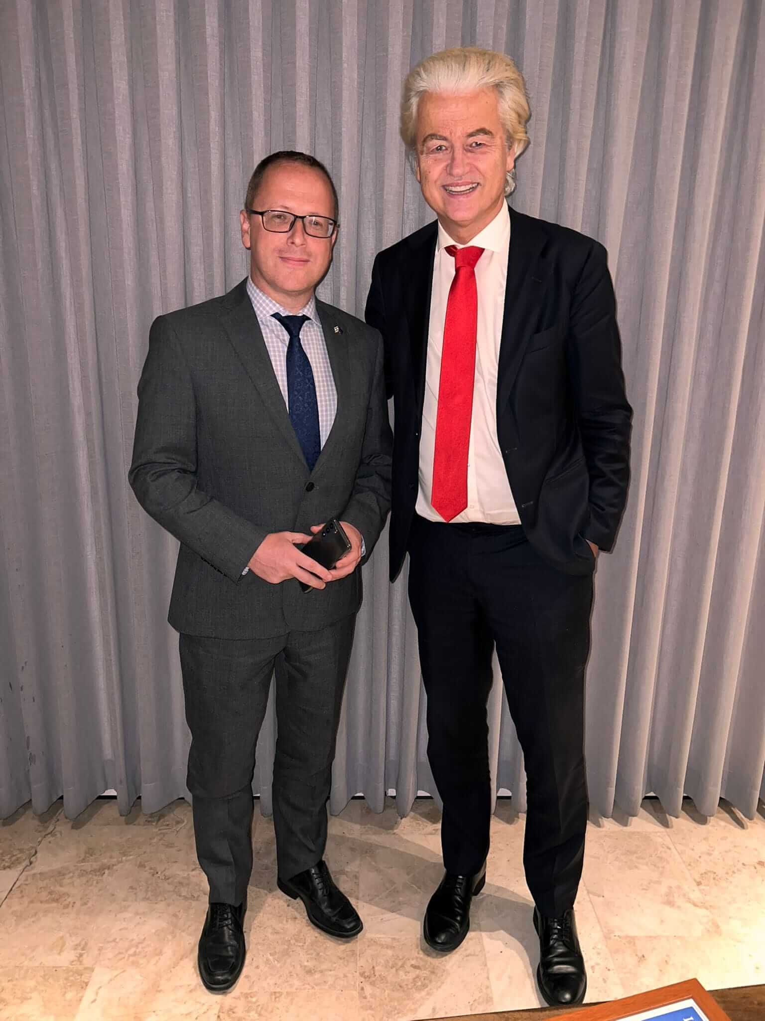 Ariel Bulshtein (l.) mit dem niederländischen Gründer und Vorsitzenden der rechten „Partij voor de Vrijheid“ Geert Wilders (r.)