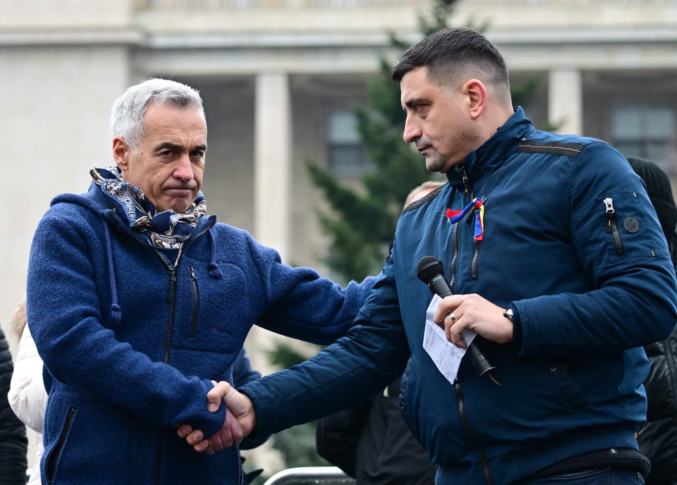 Calin Georgescu (l.) und George Simion (r.) treten gemeinsam bei einer Protestkundgebung gegen die Annullierung der Wahlen auf.