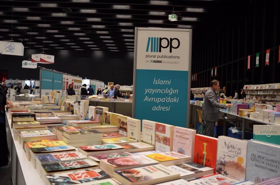 Stand des IGMG-PLURAL-Verlags auf einer früheren Kulturmesse