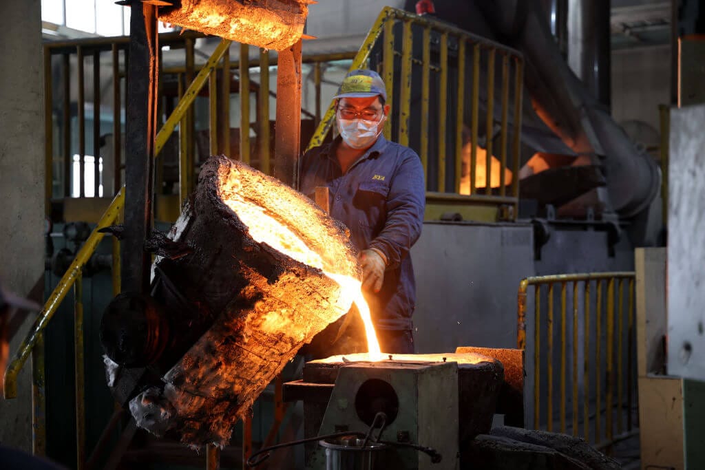Von einem „geopolitischen Eigentor zur Unzeit“ sprechen die Autoren: Pekings Vormachtstellung wird gefestigt, weil chinesische Firmen russisches Aluminium zu Spottpreisen verkaufen können.