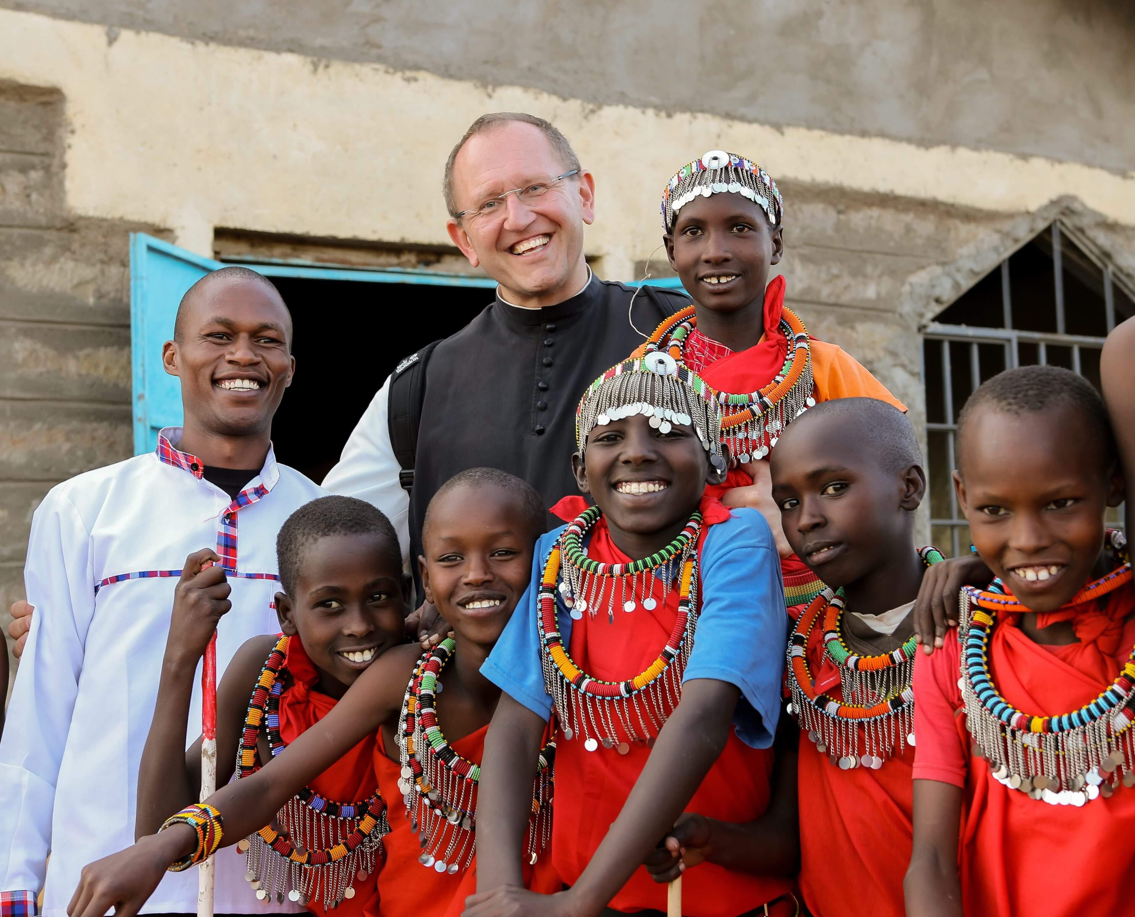 Pater Karl Wallner, Nationaldirektor der Päpstlichen Missionswerke in Österreich, zu Besuch in einer Schule der Maasai in Kenia.
