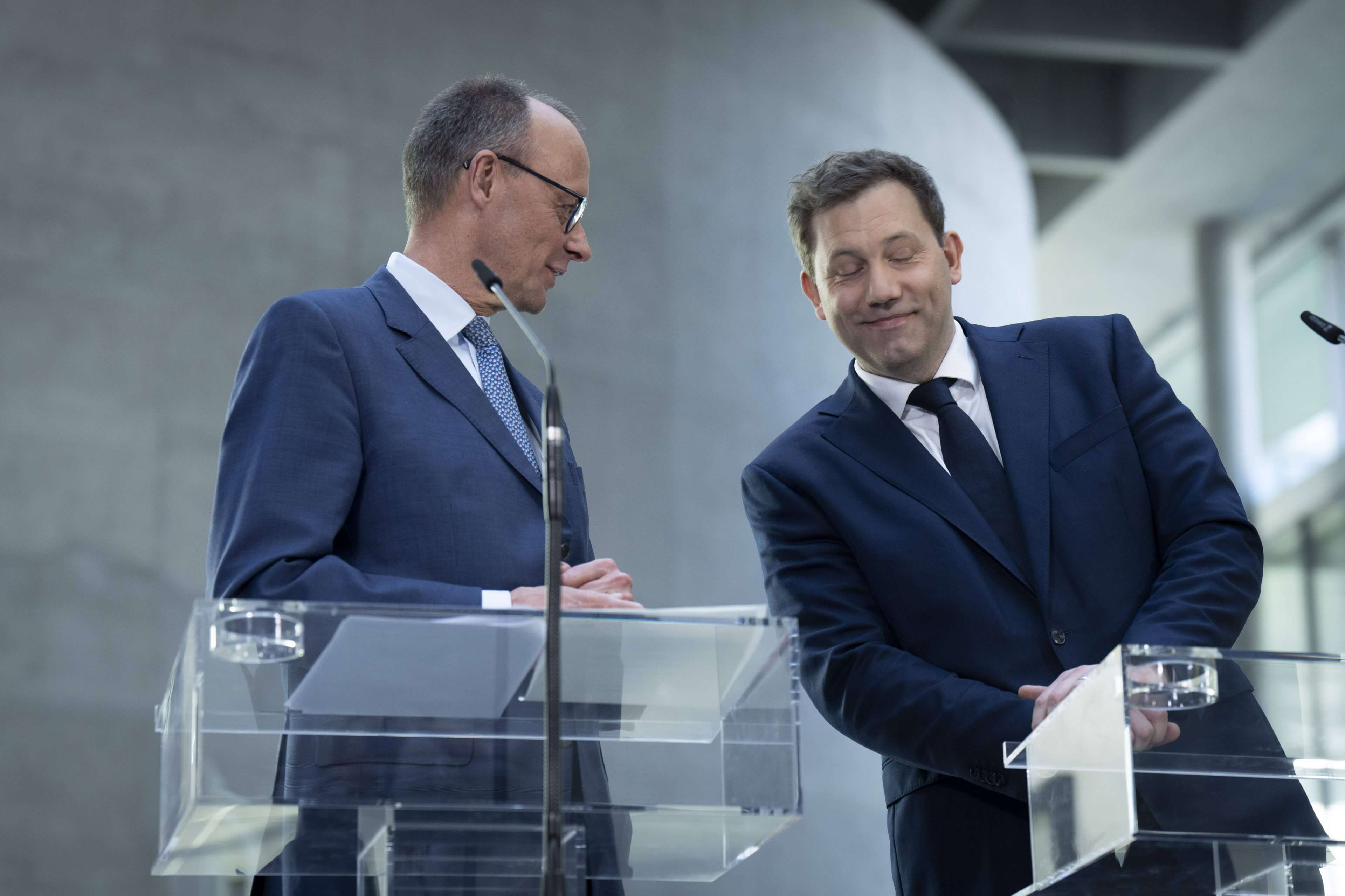 Die Zustimmungswerte für die Unionsparteien und die SPD sinken stetig, auf dem Bild CDU-Chef und Kanzler in spe, Friedrich Merz, und SPD-Chef Lars Klingbeil