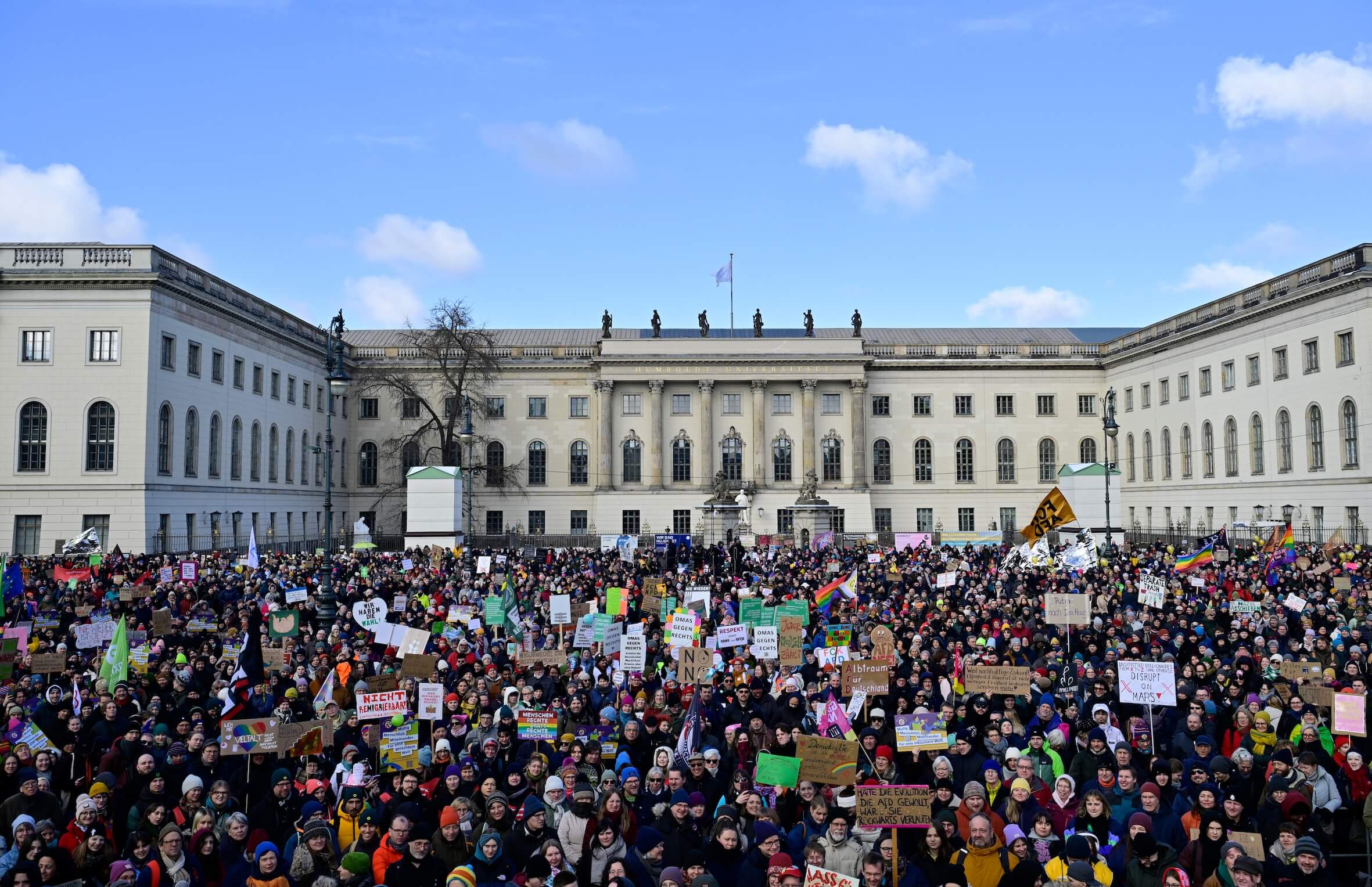 Das ist nicht Gaza, das ist Berlin. Pro-Hamas-Demonstranten versammeln sich am Bebelplatz vor der Humboldt-Uni.
