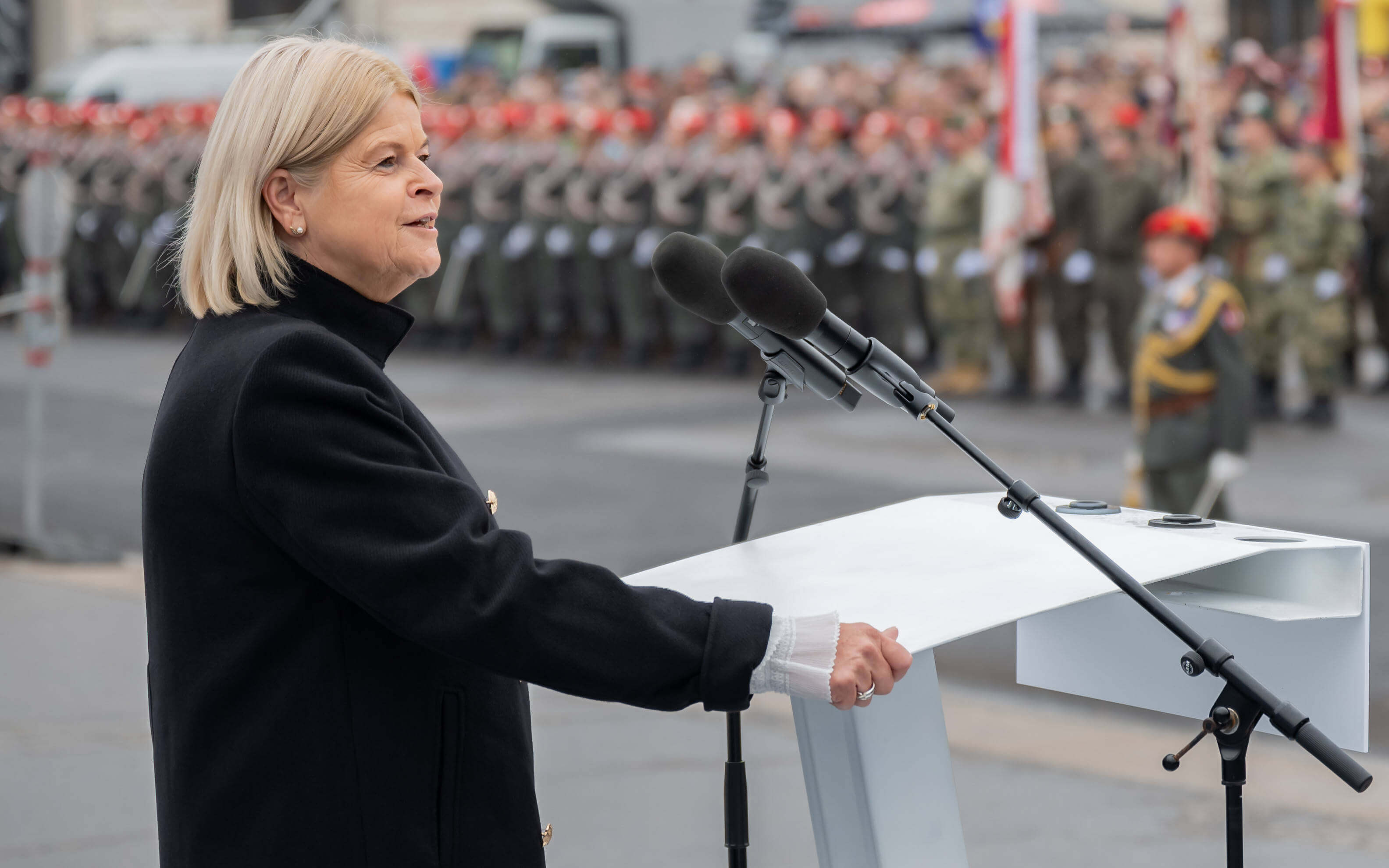 Verteidigungsministerin Banner (Bild, ÖVP) sieht sich in ihrem Einsatz für die Wehrpflicht bestätigt.