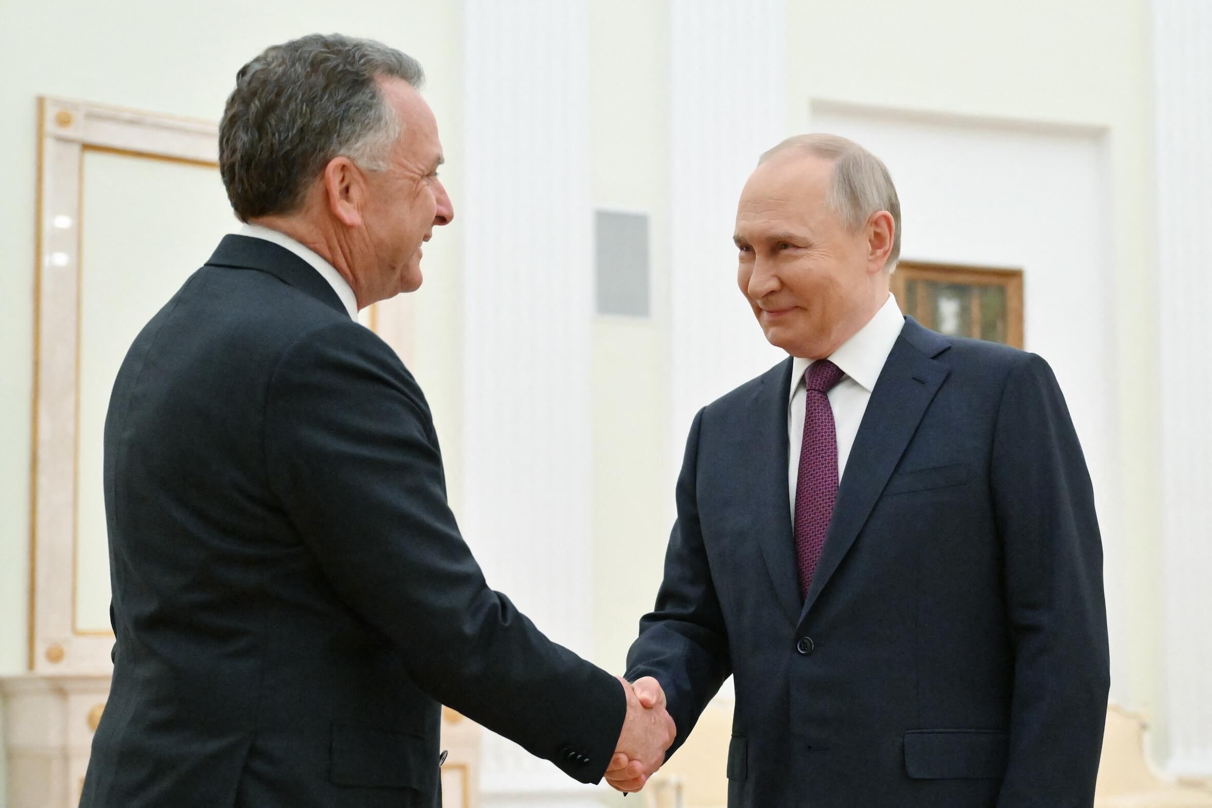 Präsident Wladimir Putin (r.) begrüßt Trumps Sonderbeauftragten Steve Witkoff (l.) vor ihren Gesprächen in Moskau.