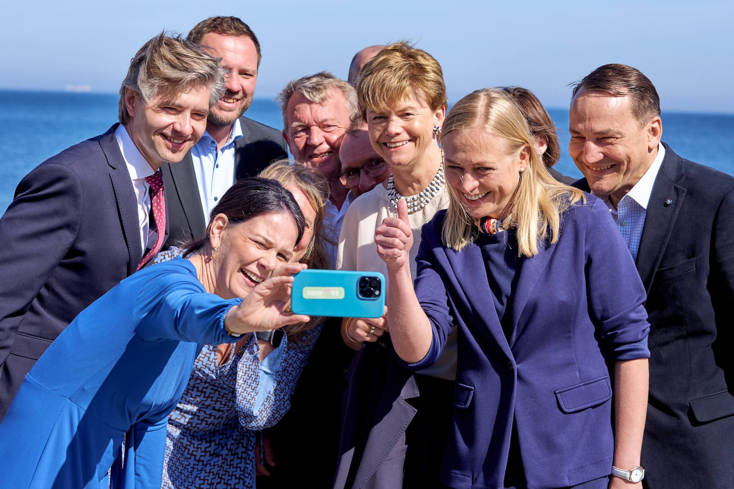 Außenministerin Baerbock (l.) posiert mit ihren Amtskollegen der NB8-Staaten für ein Gruppenfoto auf der dänischen Ostseeinsel Bornholm.