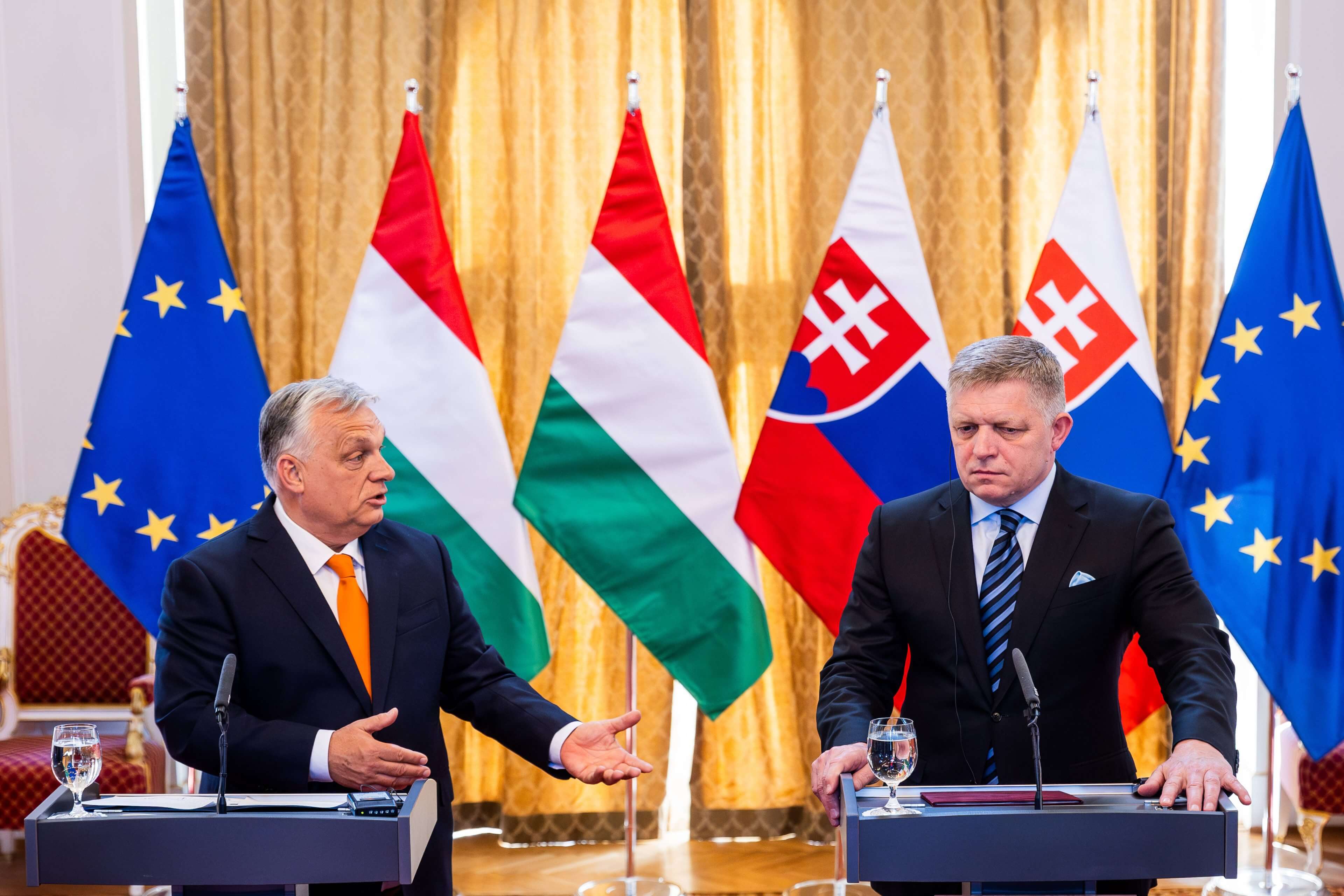 Ungarns Premier Viktor Orban (li.) und sein slowakischer Amtskollege Robert Fico