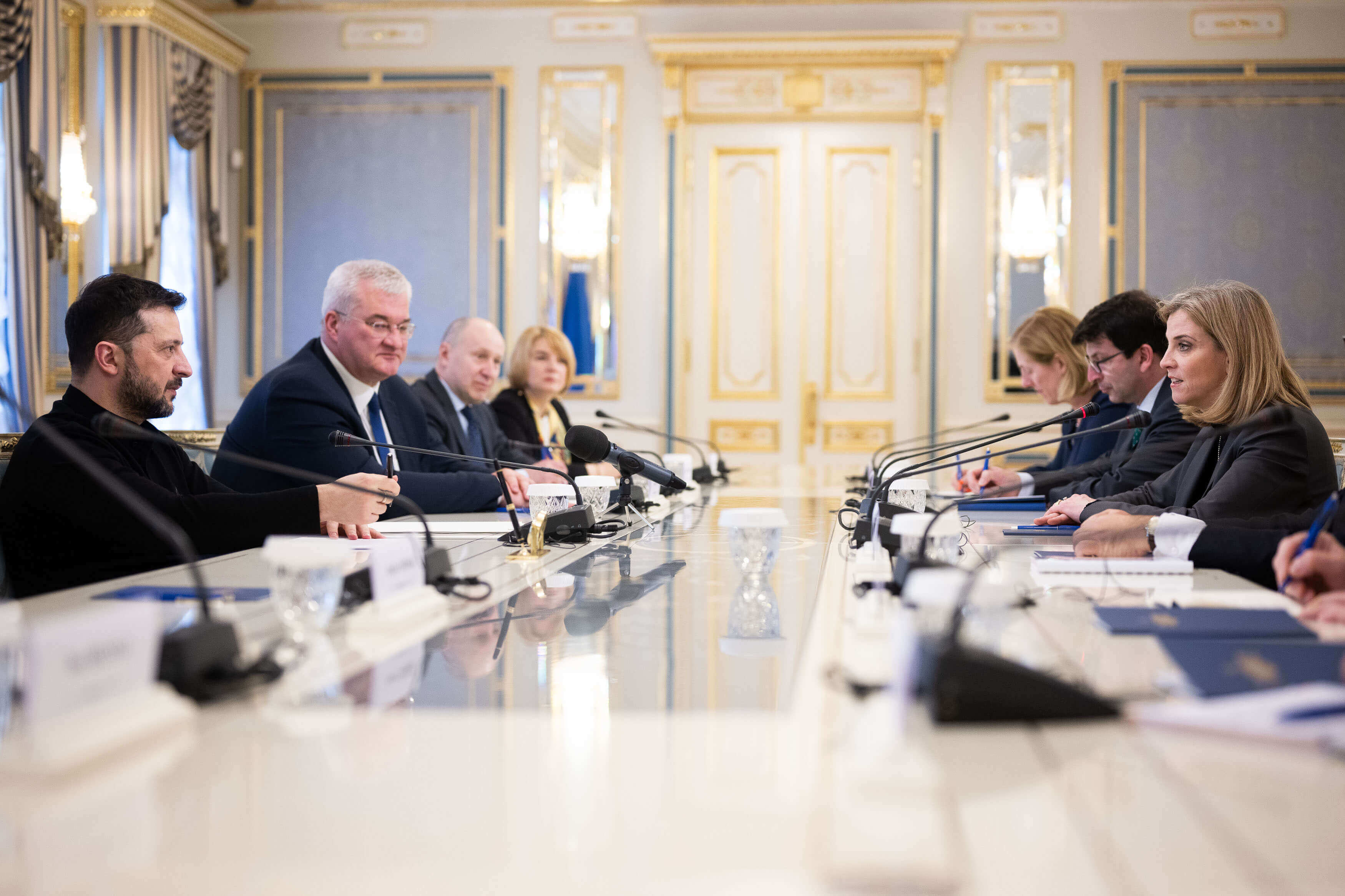 Außenministerin Beate Meinl-Reisinger (NEOS) (r.) und der ukrainische Präsident Wolodymyr Selenskyj (l.) bei einem Treffen in Kiew.