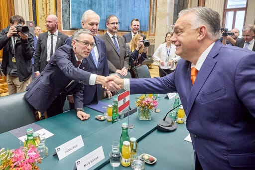 Bei Viktor Orbán (r.) war Meinl-Reisinger seit Amtsantritt noch nicht – Nähe zu Budapest sucht derzeit vor allem die FPÖ. Im Bild: Herbert Kickl (l.).