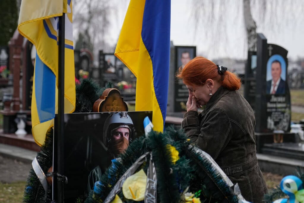 Das wahre Gesicht des Krieges: Die Mutter des gefallenen ukrainischen Piloten Oleksandr Myhulia trauert an seinem Grab. Europas Politiker sprechen von Solidarität – doch nie von einem Plan, wie dieser Krieg enden soll.