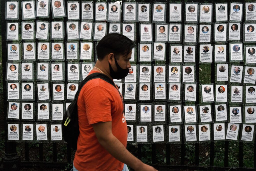 Blumen und Namensschilder hängen an einem Friedhofstor in Brooklyn (New York): Weltweit wurde der Corona-Toten gedacht.