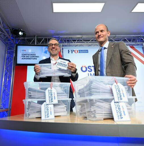 Bundesparteiobmann Herbert Kickl (FPÖ, l.) und FPÖ-Verfassungssprecher Michael Schilchegger präsentieren am 6. Mai 2025 die Anfragen in transparenten Boxen.