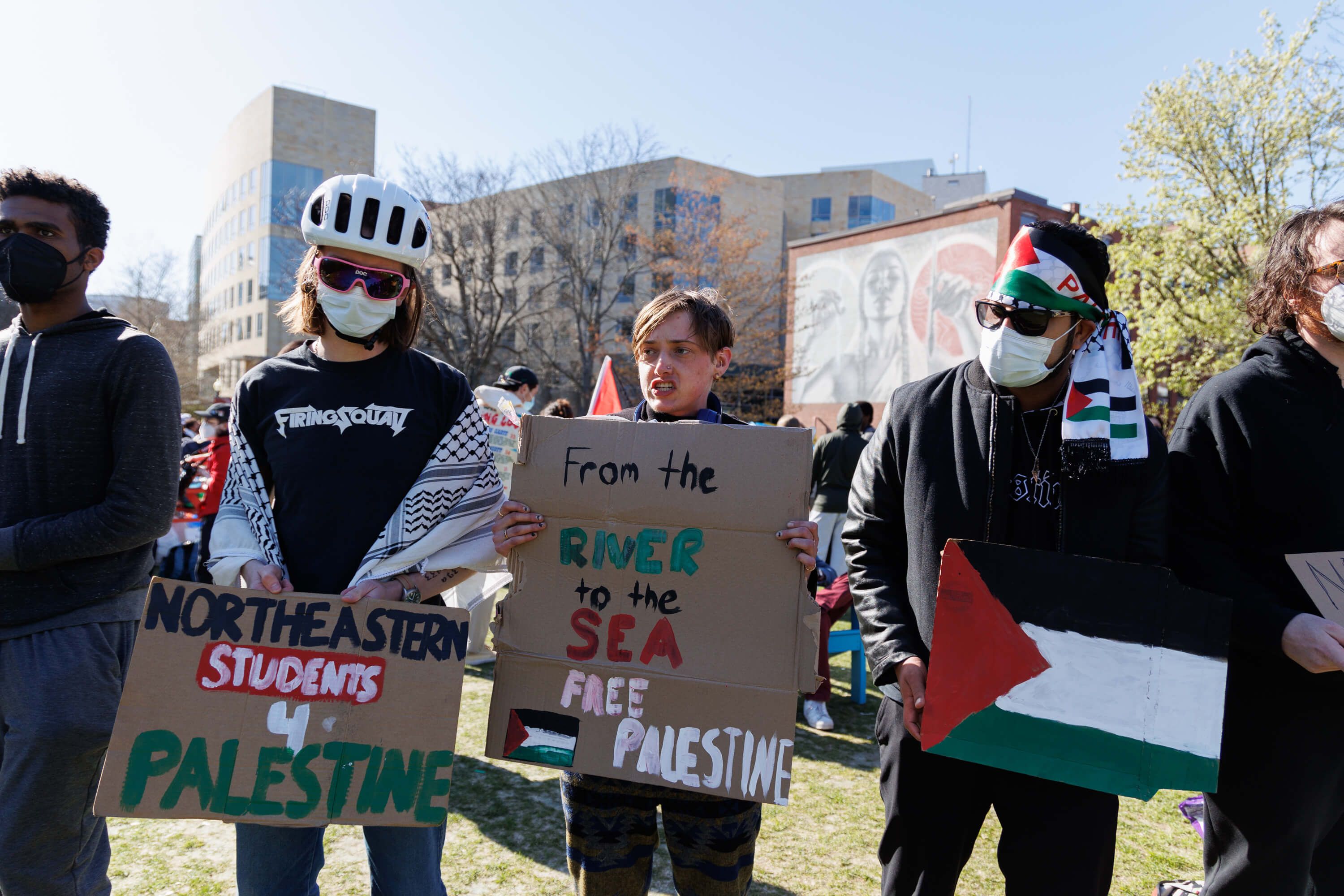 Studenten mit dem Israel-feindlichen Slogan „From the River to the Sea, Palestine will be free