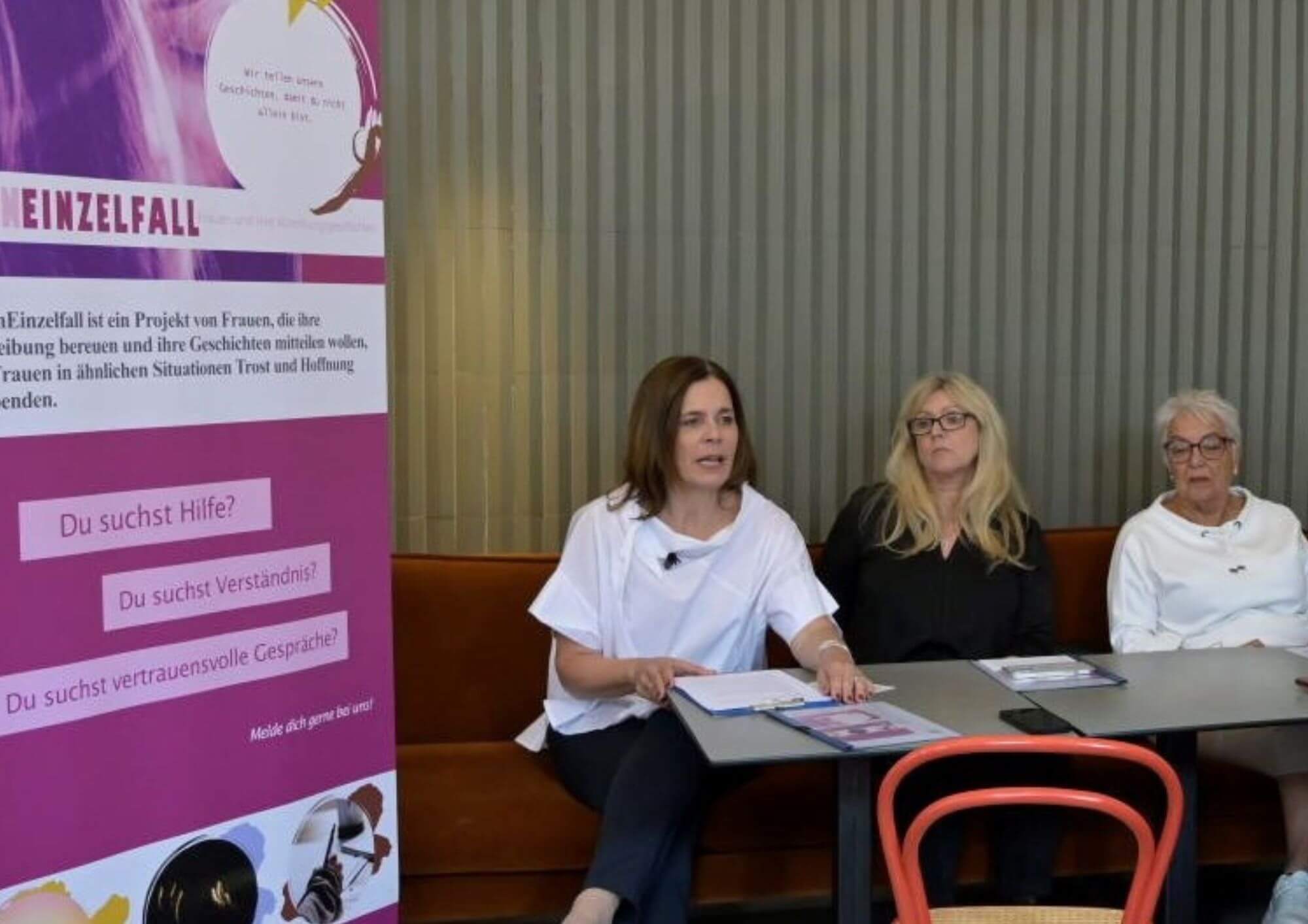 Petra Plonner, Vorsitzende des Vereins #fairändern, Andrea T. und Rita Dullinger sprechen offen über ihre Abtreibungen.
