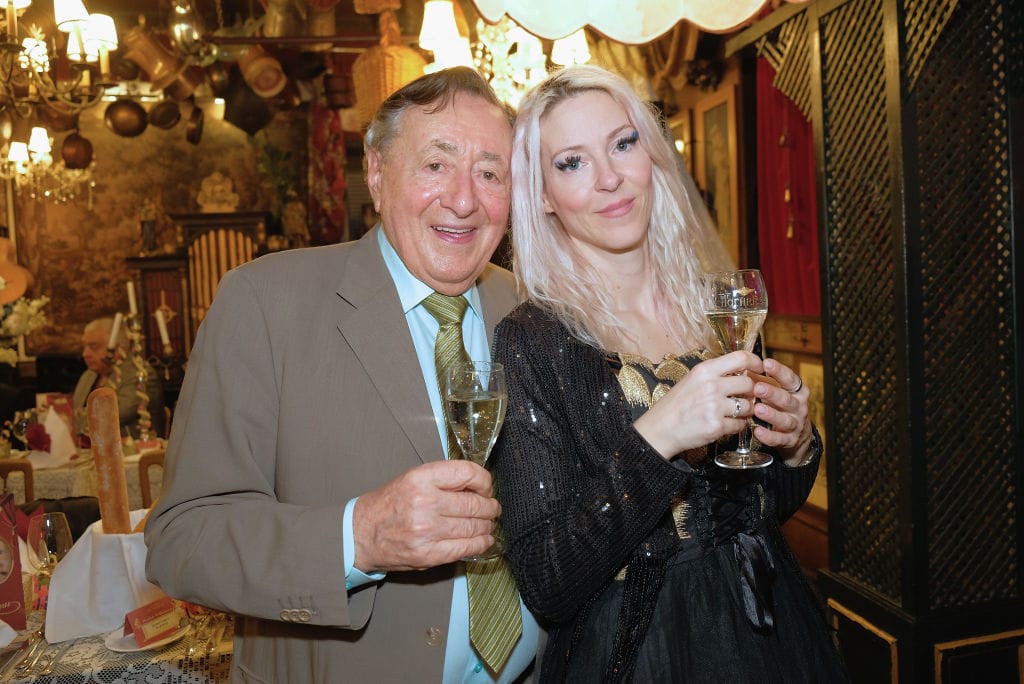 Richard Lugner mit seiner sechsten Ehefrau Simone. Jetzt tobt der Streit ums Erbe.