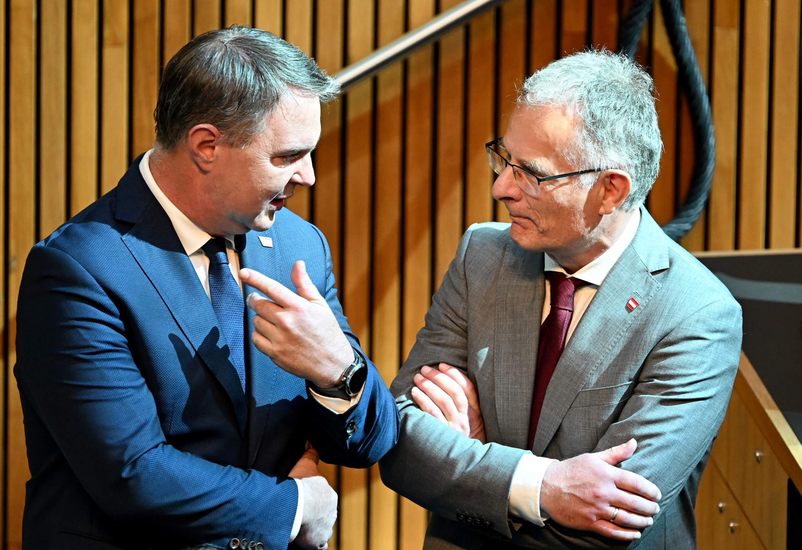 Vizekanzler Andreas Babler (l.) und Marterbauer (beide SPÖ) im Budgetmodus: Der Staat gönnt sich mehr – und nennt das „Sparen“.
