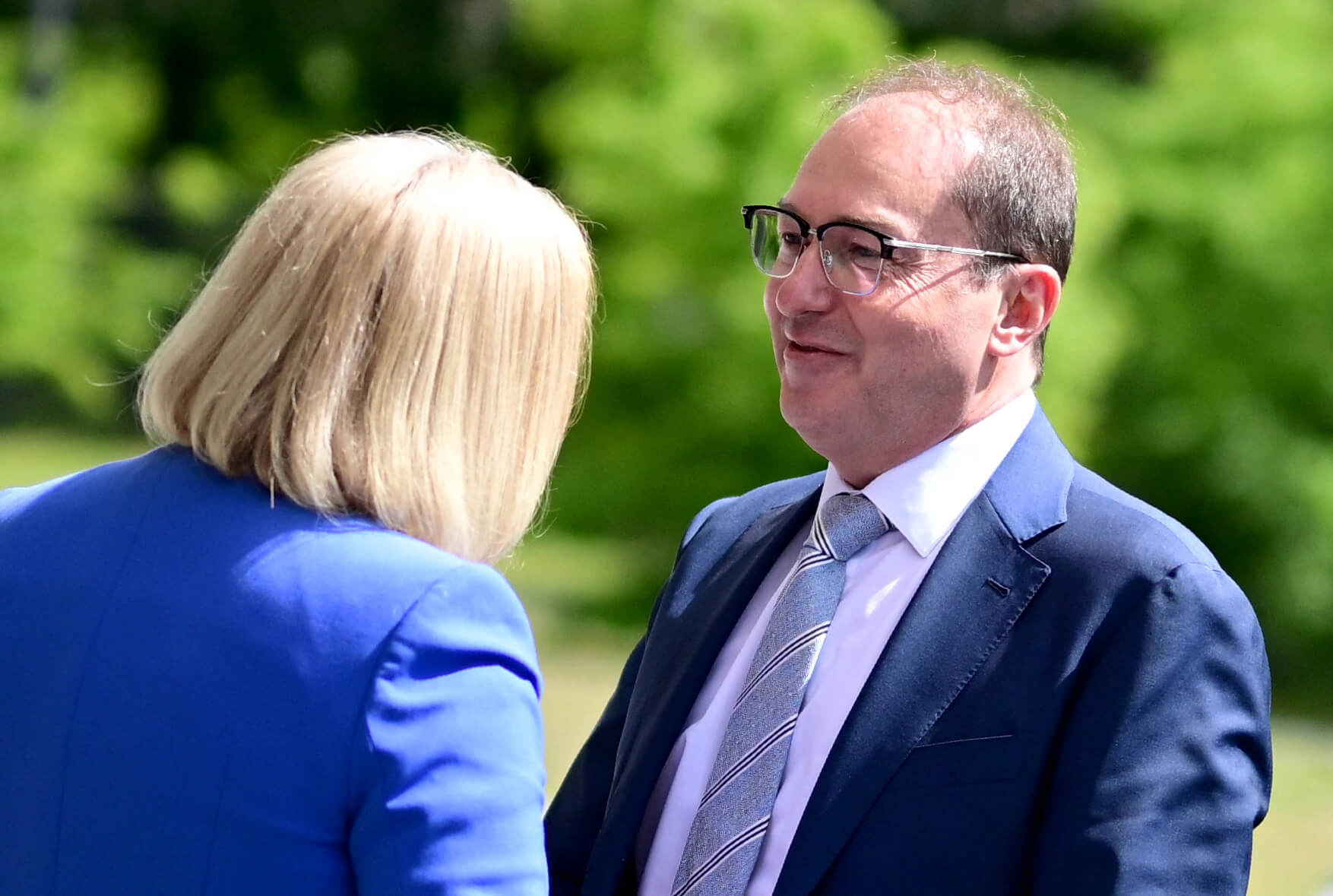 Ein Knall zum Abschied: Faeser (l.) übergab das Amt ihrem Nachfolger Alexander Dobrindt (r.), der nun vor einem Scherbenhaufen steht.
