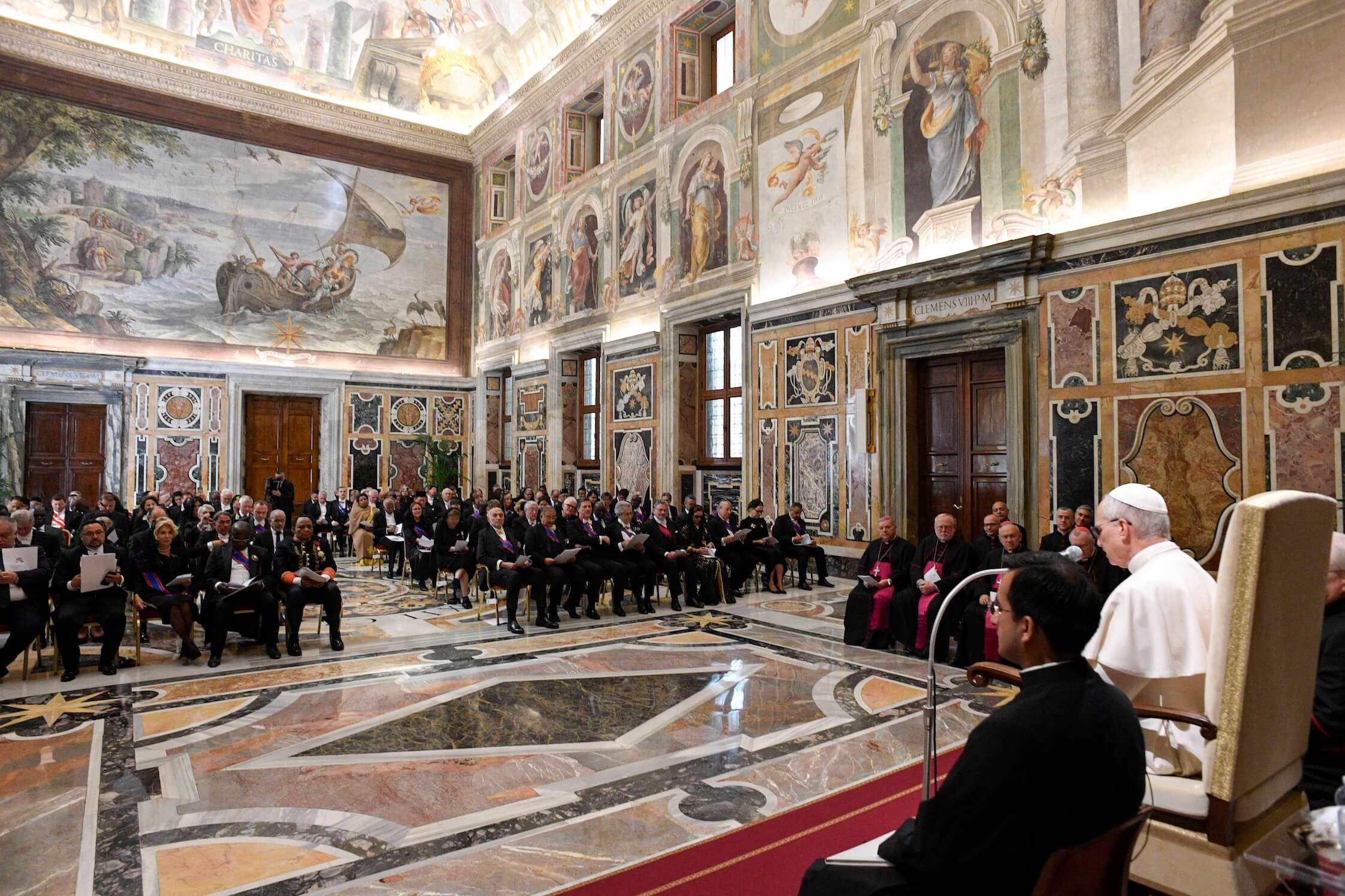 Papst Leo XIV. empfängt Vertreter des Diplomatischen Korps – kurz darauf kündigte er eine neue Friedensinitiative für die Ukraine an.