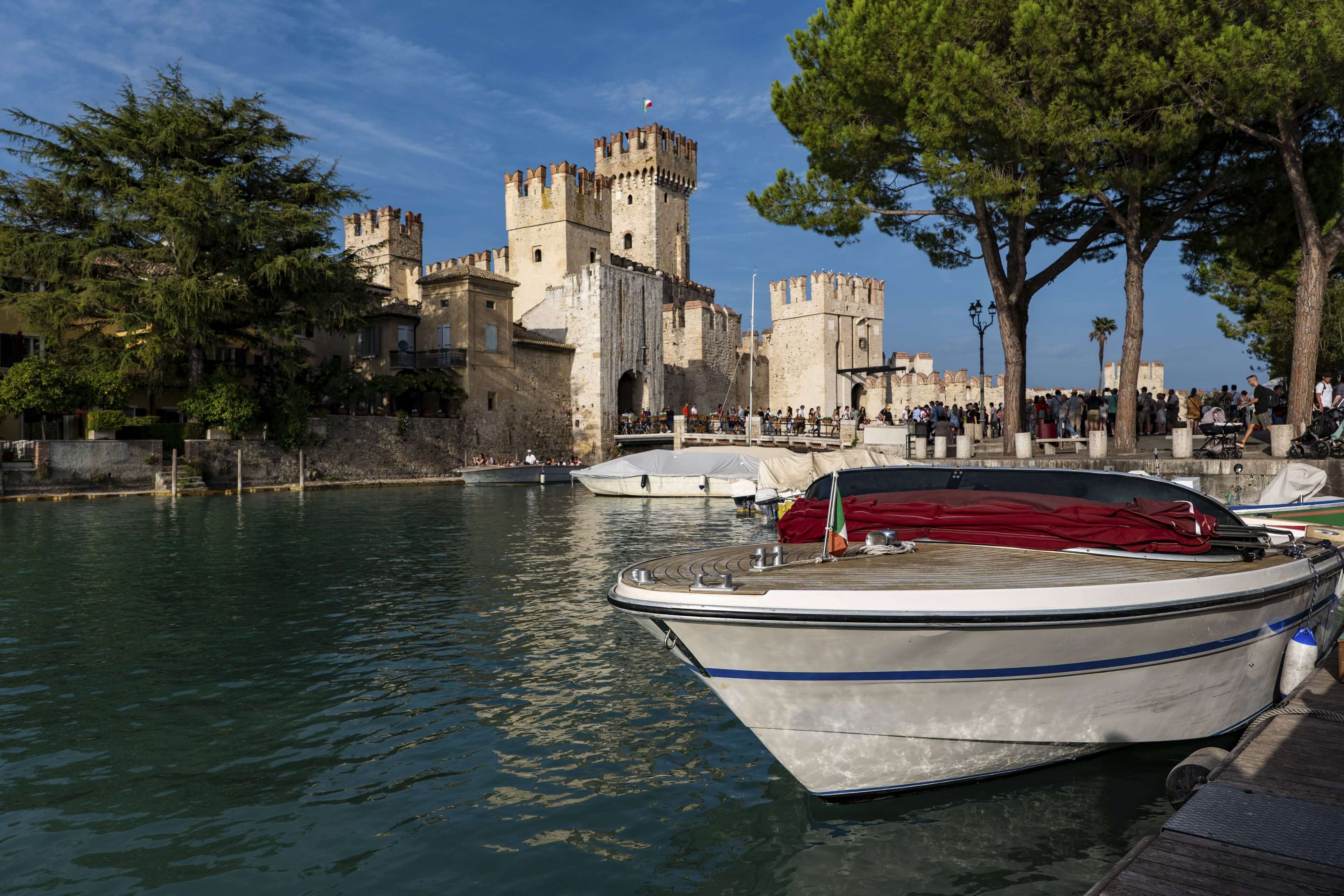Idylle war gestern: Im Gardasee rund um den Nobelurlaubsort Sirmione breitet sich unter der Wasseroberfläche der „Monsterfisch