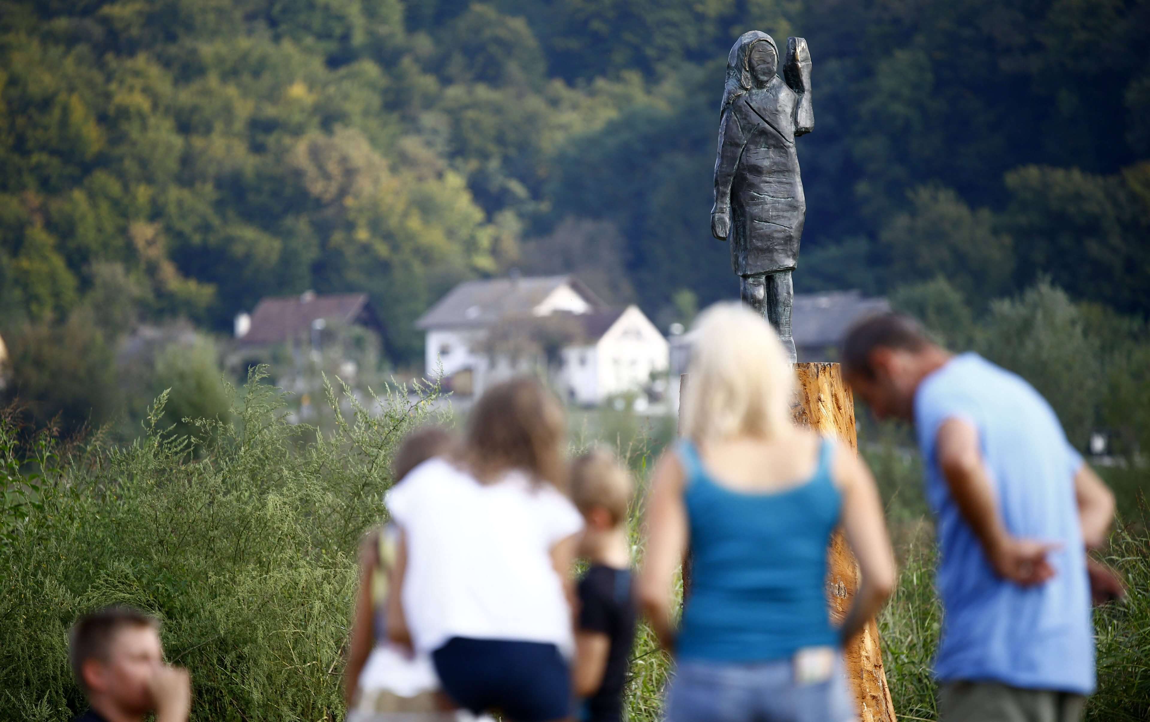 Die Bronzestatue von Melania Trump im slowenischen Rožno ist abgesägt worden